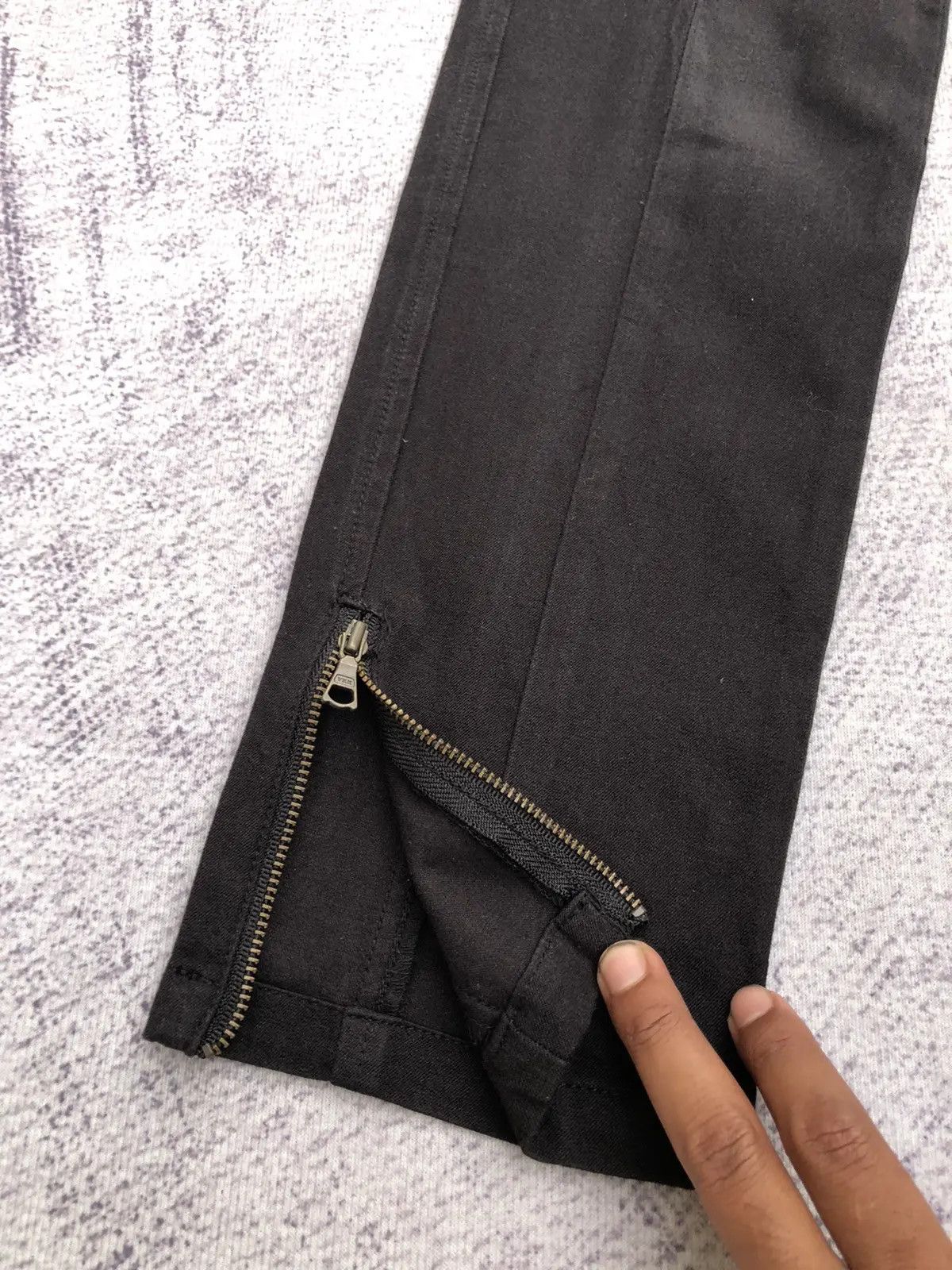 Japanese Brand × Vintage Black Cargo Pants Zipper Leg Skinny Trousers Multi Pocket Size US 26 / EU 42 - 5 Thumbnail