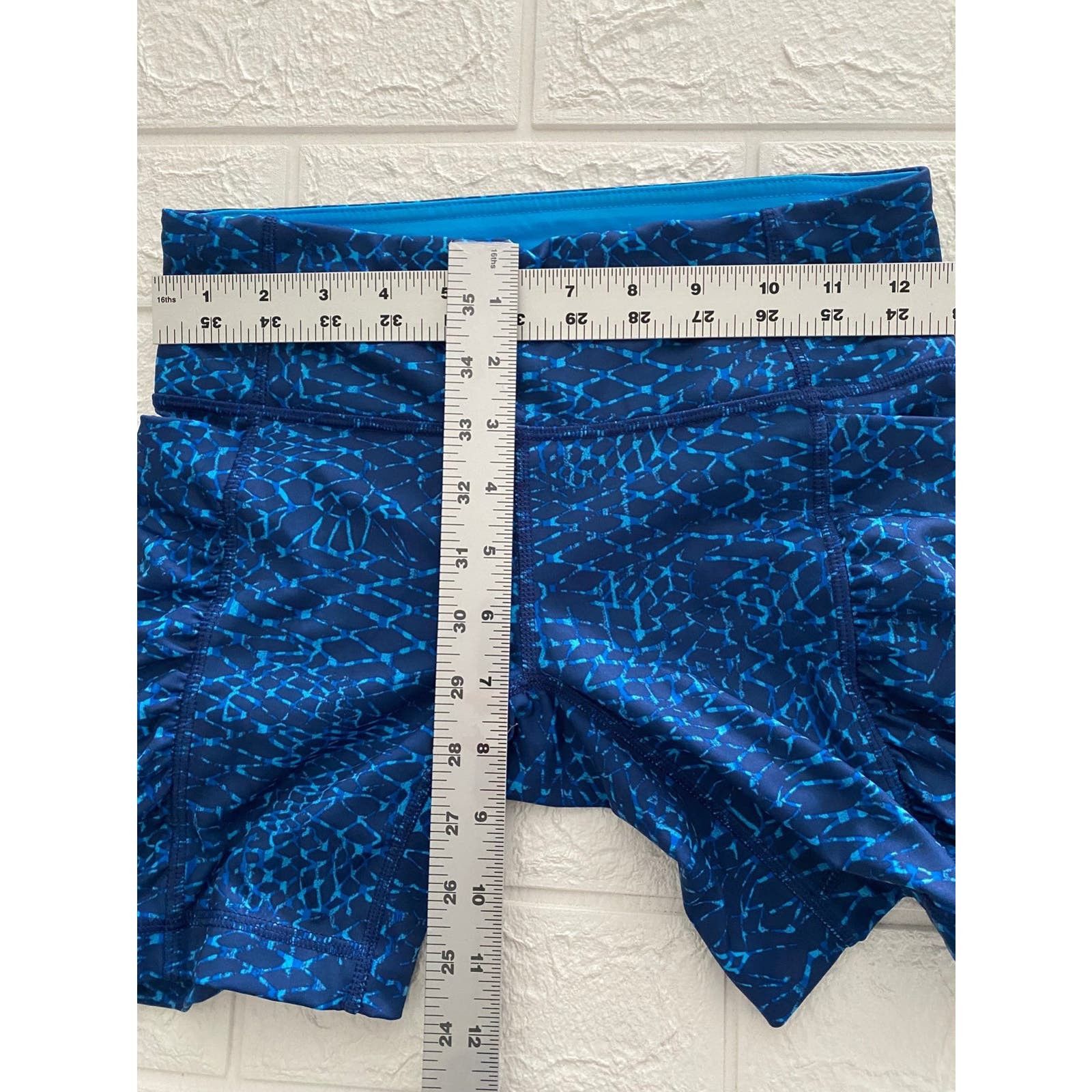 Lululemon lululemon shorts size 4 Size 27" / US 4 / IT 40 - 6 Thumbnail