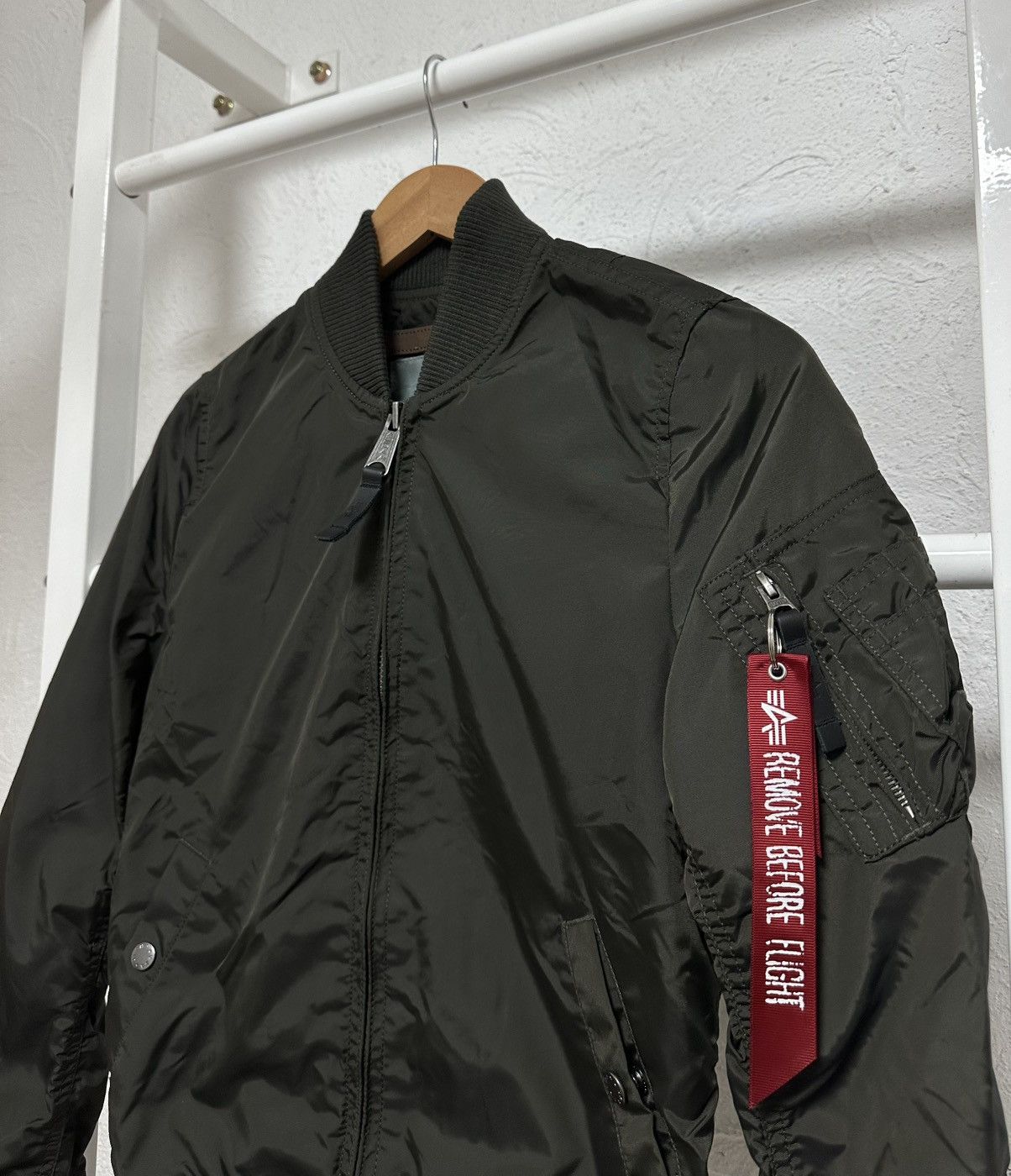 Alpha Industries Men’s Alpha Industries Bomber Jacket Olive Green Size XS Size US XS / EU 42 / 0 - 2 Thumbnail