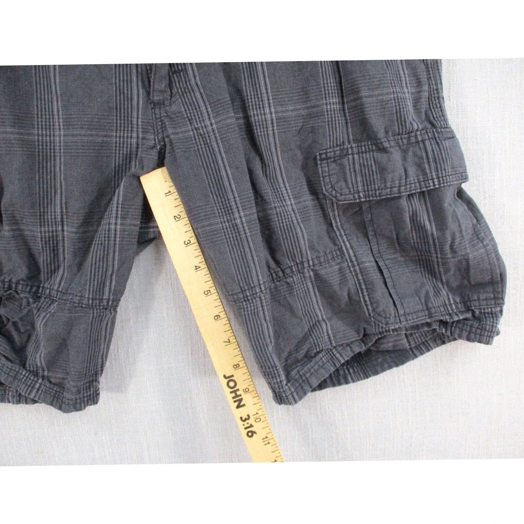 Wrangler Cargo Shorts Mens 36 Grey Plaid Relaxed Fit Outdoor Utility Pockets in Gray, Men's — image 4 of 6