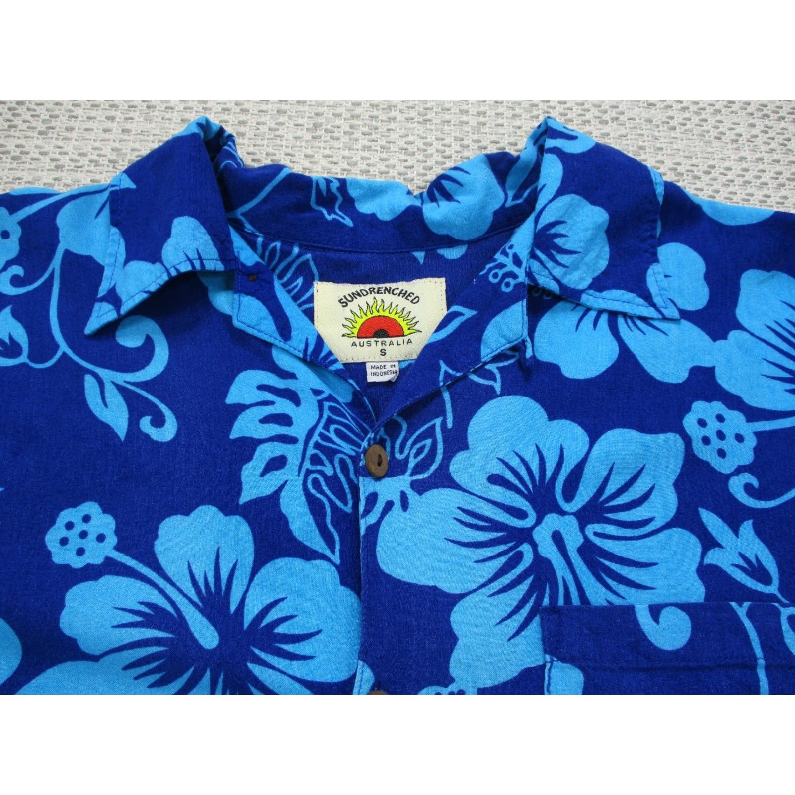 Vintage Sundrenched Australia Small Short Sleeve Blue Floral Rayon Hawaiian Shirt Button-Up Mens Size US S / EU 44-46 / 1 - 4 Thumbnail