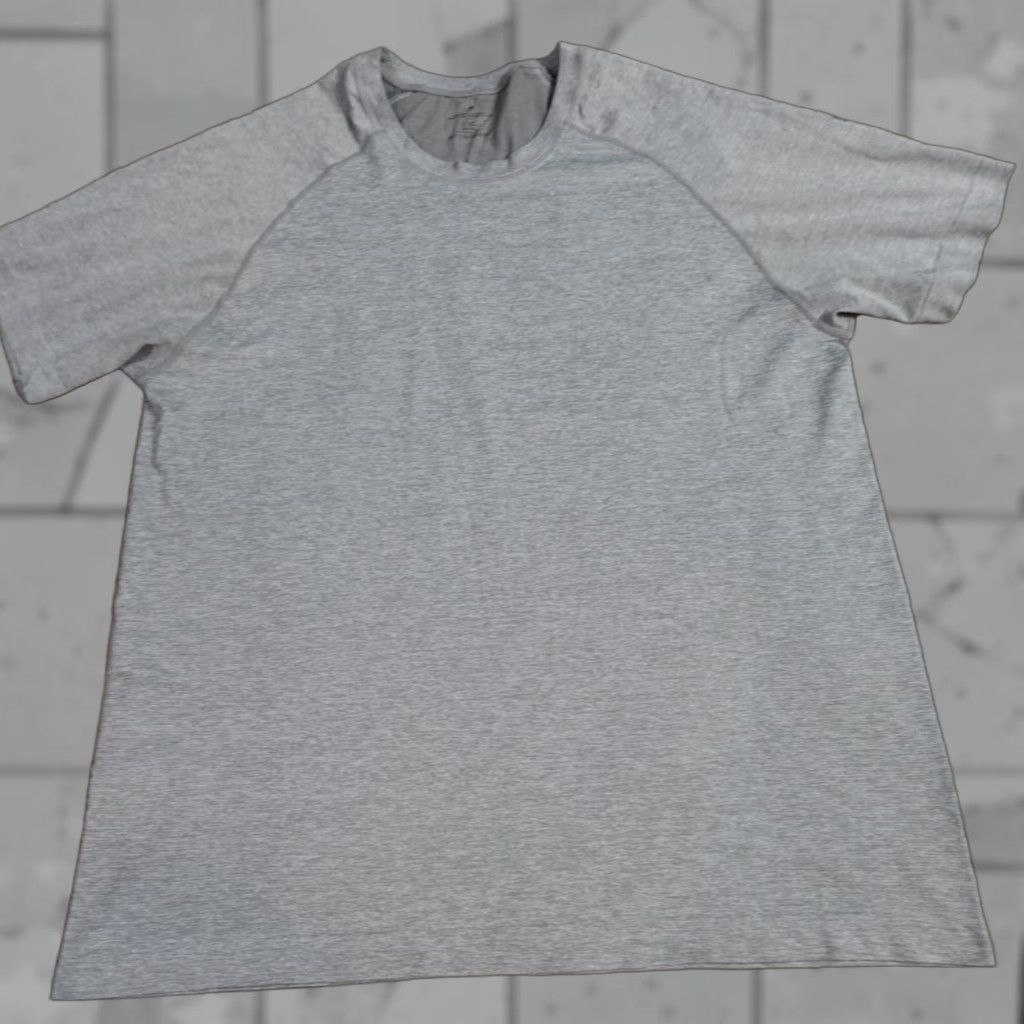 Fabletics Fabletics Shirt T-Shirt 2XL Gray Raglan Short Sleeve Crew Neck Activewear Men Athletic Regular Size US XXL / EU 58 / 5 - 1 Thumbnail