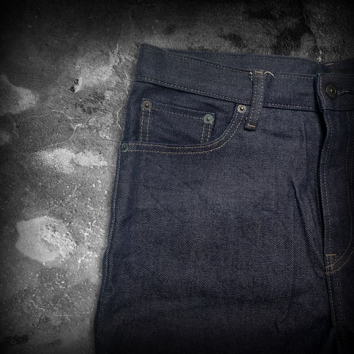 Uniqlo Uniqlo Dark Indigo Jeans Size 33 Straight Fit Size US 33 - 2 Thumbnail