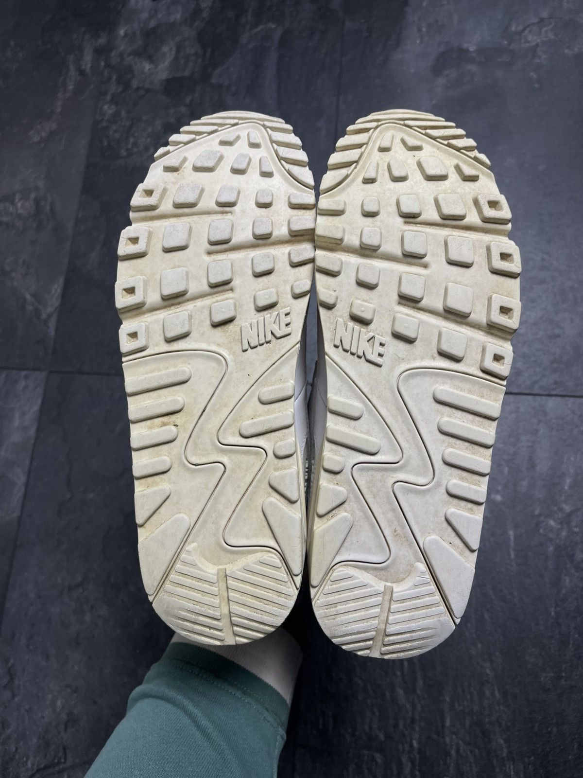 Vintage NIKE AIR MAX 90 WHITE LOW TOP SNEAKERS Size US 7 / EU 40 - 14 Thumbnail
