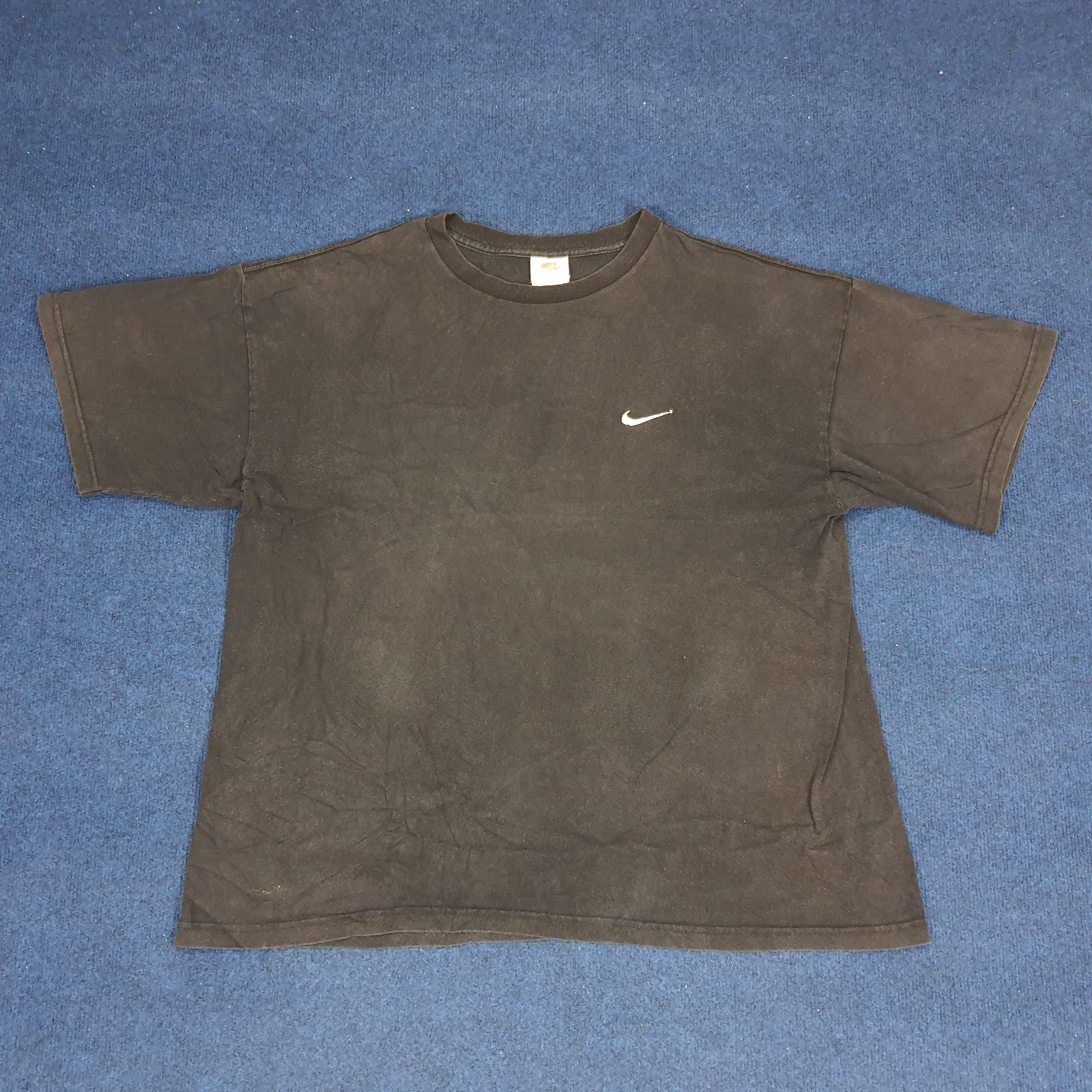 Vintage Nike Embroider Swoosh Small Logo Tshirt