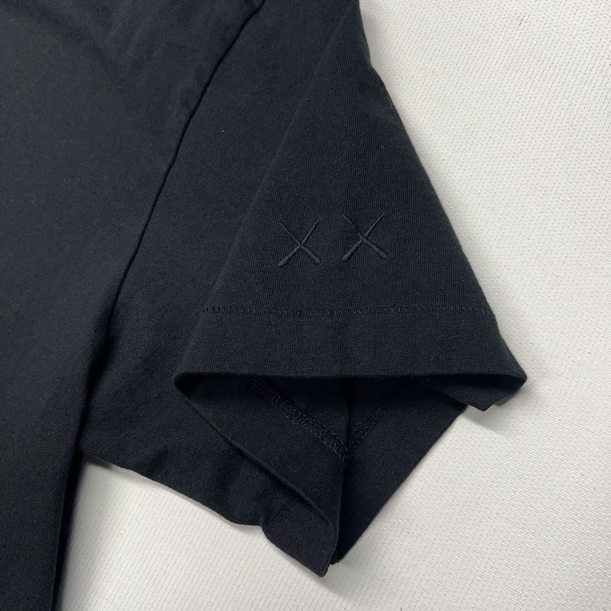Kaws × Uniqlo Uniqlo Kaws Tee Shirt Black Sesame Street Elmo Figure Size US L / EU 52-54 / 3 - 6 Thumbnail