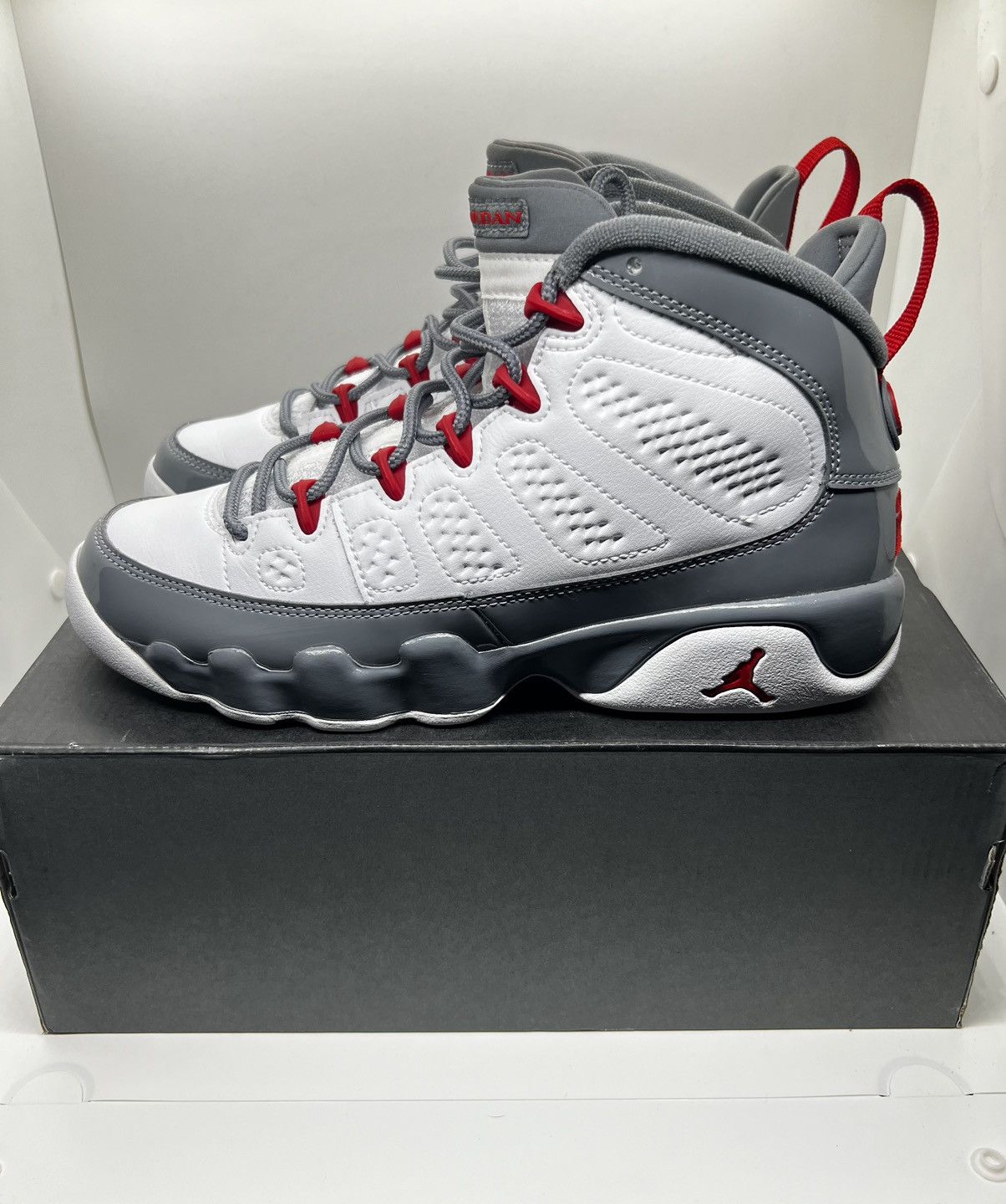 Jordan Brand Air Jordan 9 Retro Fire Red (GS) Size US 6.5 / EU 39-40 - 4 Thumbnail