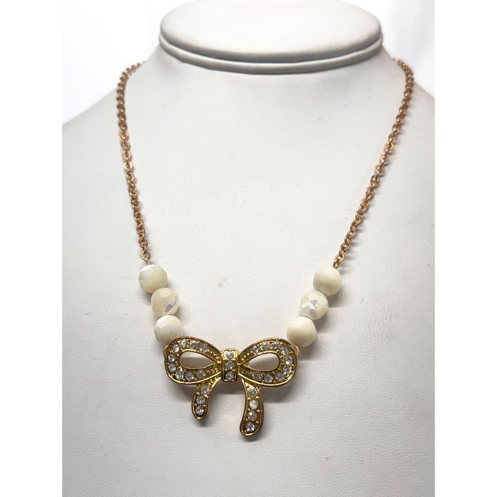Vintage Vintage rhinestone bow white semi precious bead necklace Size ONE SIZE - 2 Thumbnail