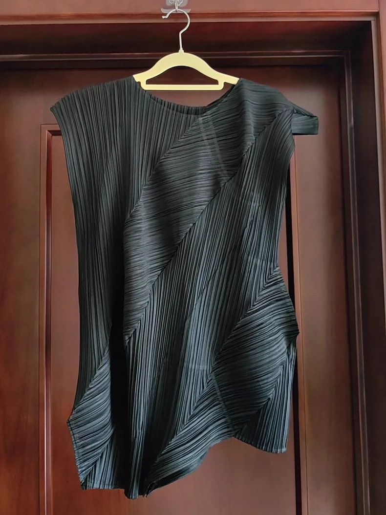 Issey Miyake Issey Miyake size:one size Black pleated kelp vest Size S / US 4 / IT 40 - 1 Thumbnail