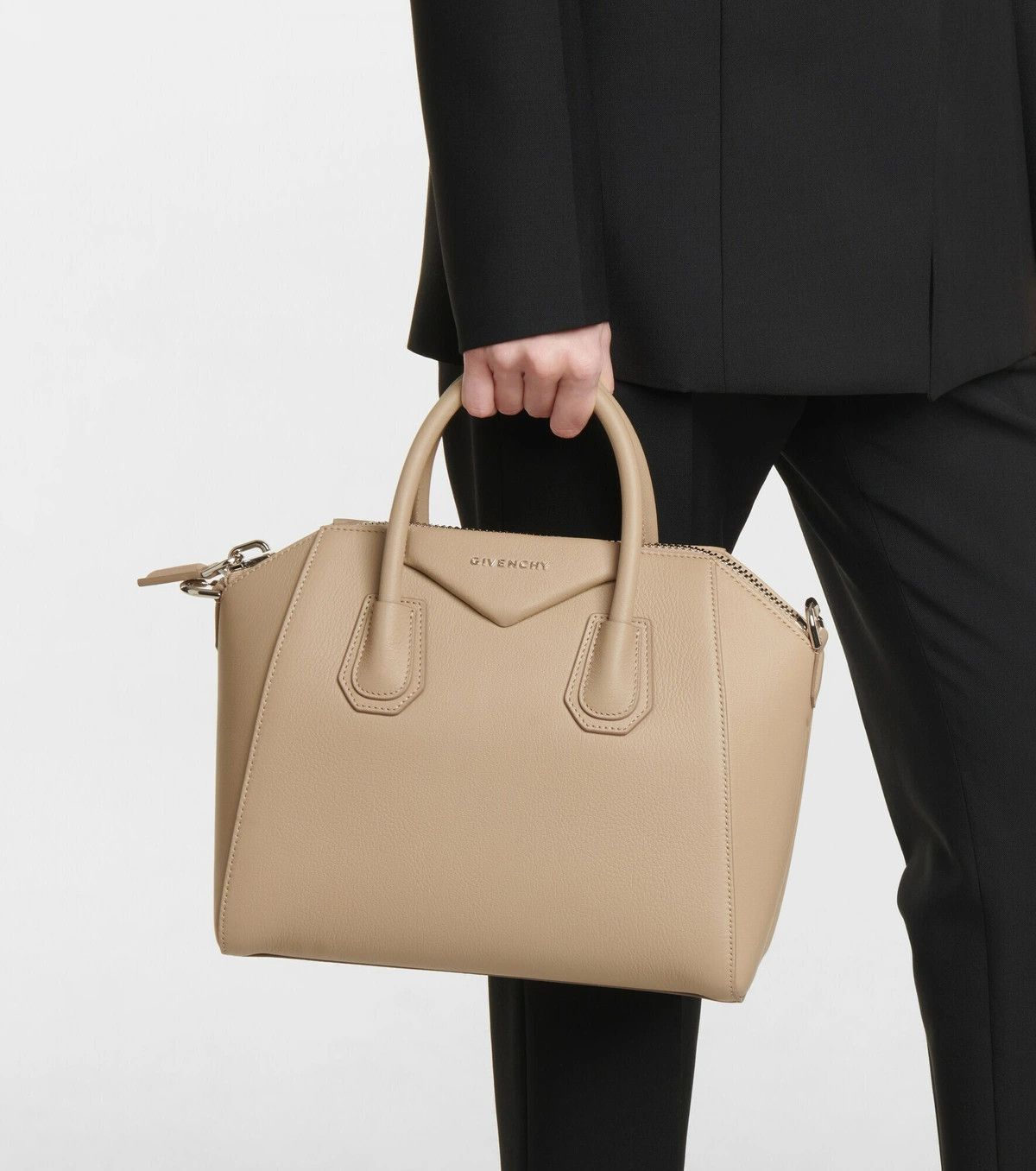 Givenchy o1srvl11e0325 Size: OS / Antigona Bag in Beige Size ONE SIZE - 2 Thumbnail