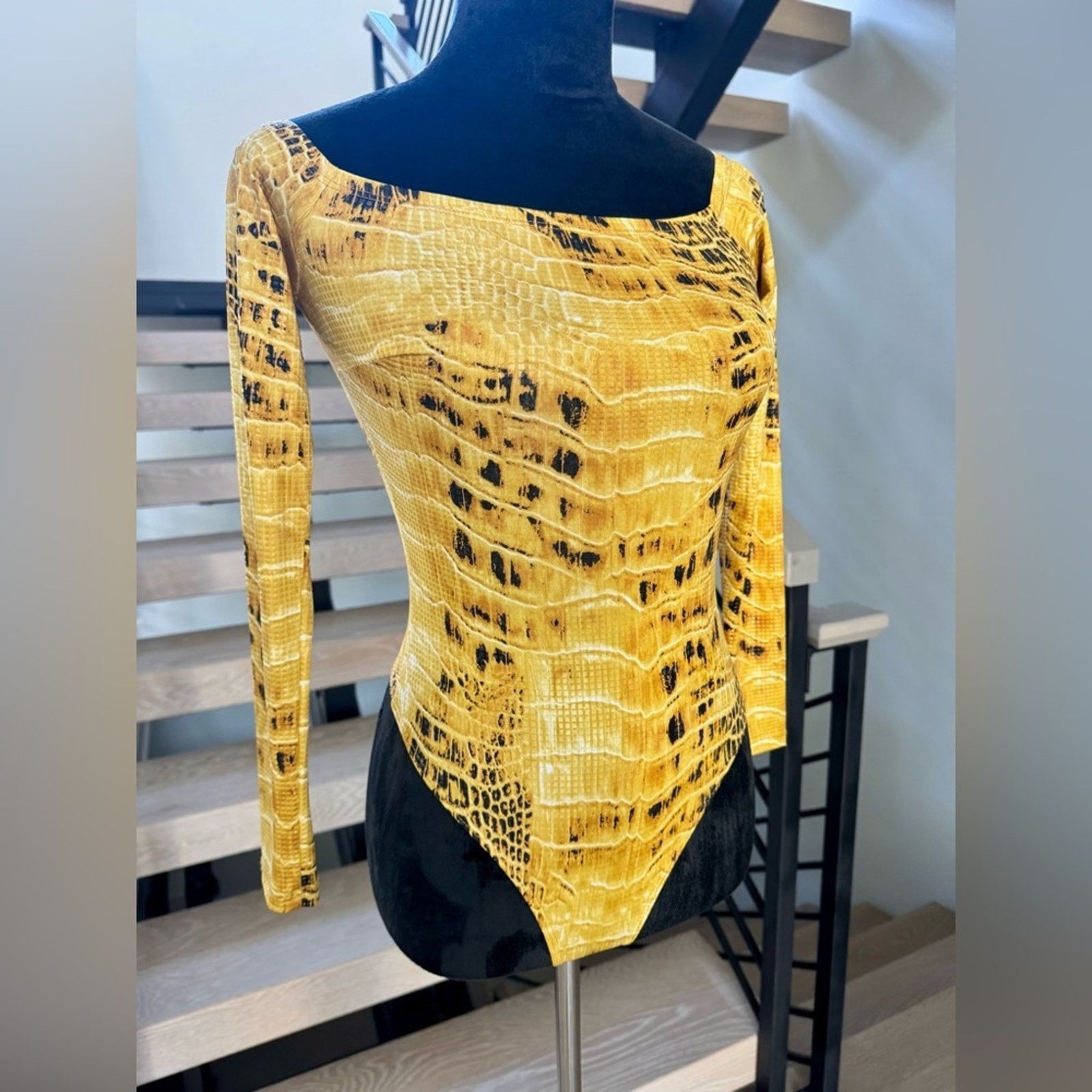 Guess New Guess Yellow Snakeskin Women's Top size XS Size XS / US 0-2 / IT 36-38 - 3 Thumbnail