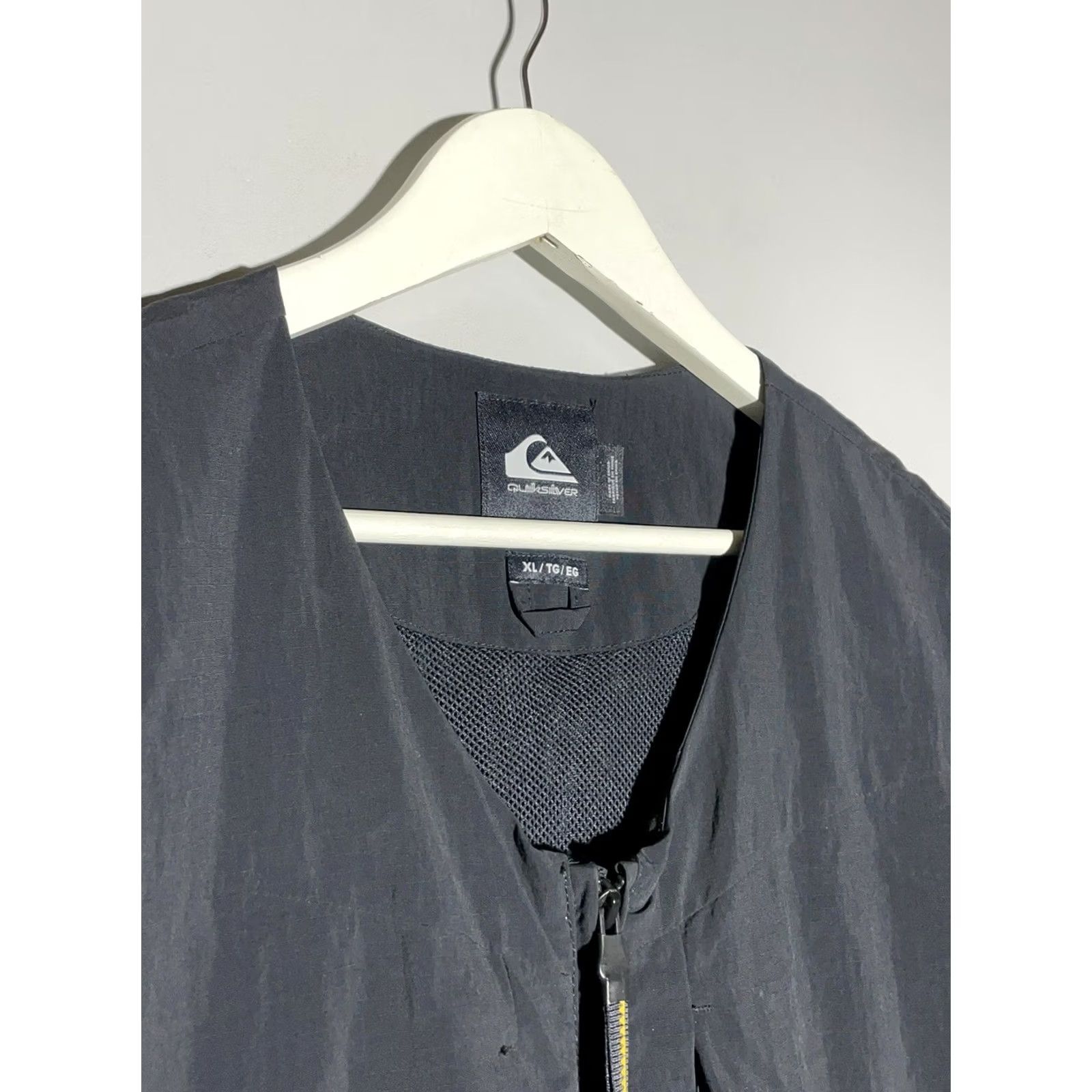 Quiksilver Quiksilver Nylon Y2k Streetwear Style Multi Pocket Sleeveless Jacket XL Black Casual Surf Streetwear Mens Jacket Size US XL / EU 56 / 4 - 3 Thumbnail