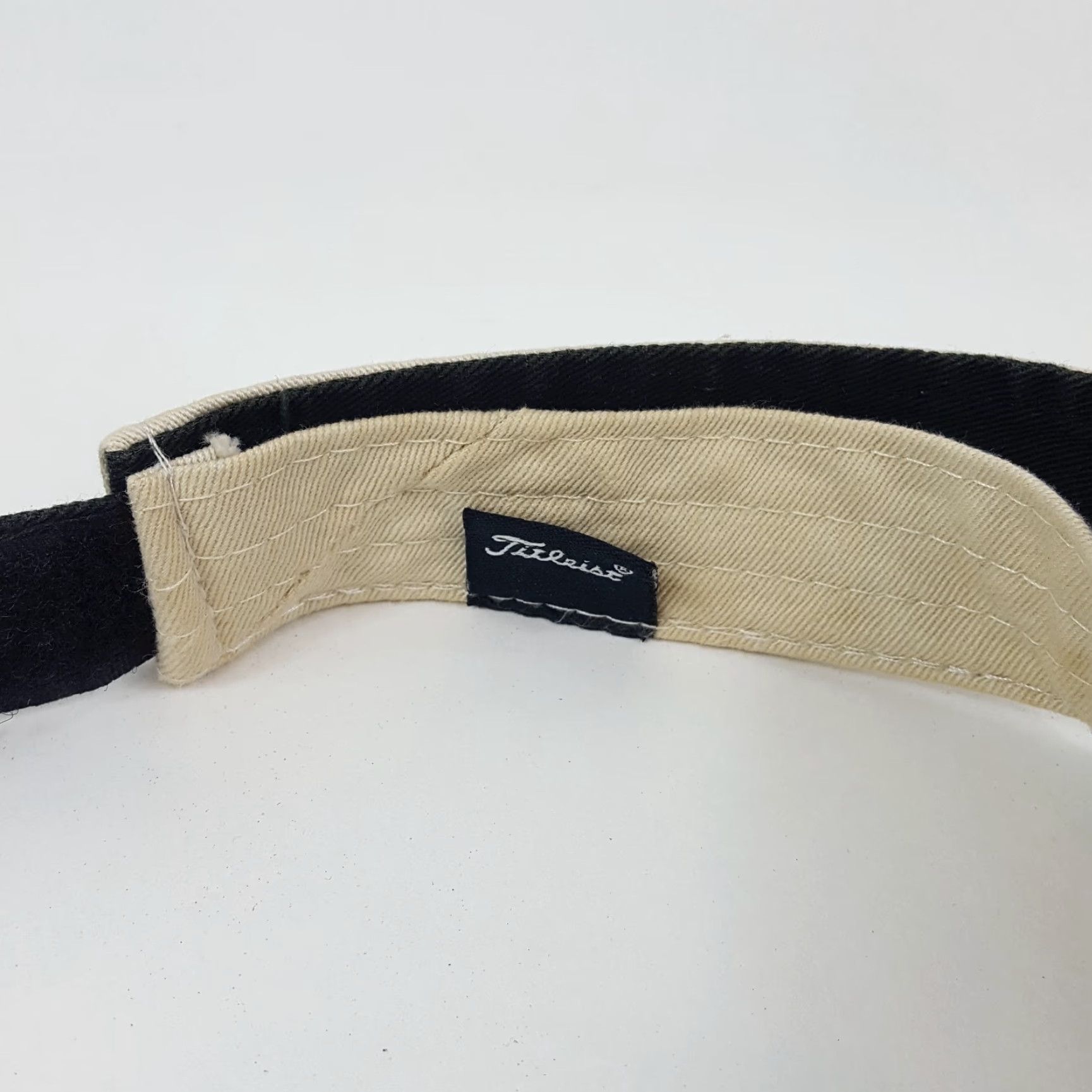 Titleist VINTAGE Titleist Golf Visor Adjust. Black Hat One Size Men Adjustable Retro Logo Golfing Preppy Black Visor 90s 00s USA Mens Size ONE SIZE - 5 Thumbnail