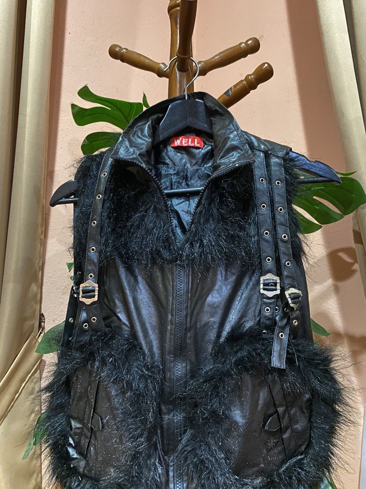 Japanese Brand WELL Black Leather Vest with Fur Trim and Buckle Straps Size US M / EU 48-50 / 2 - 4 Thumbnail