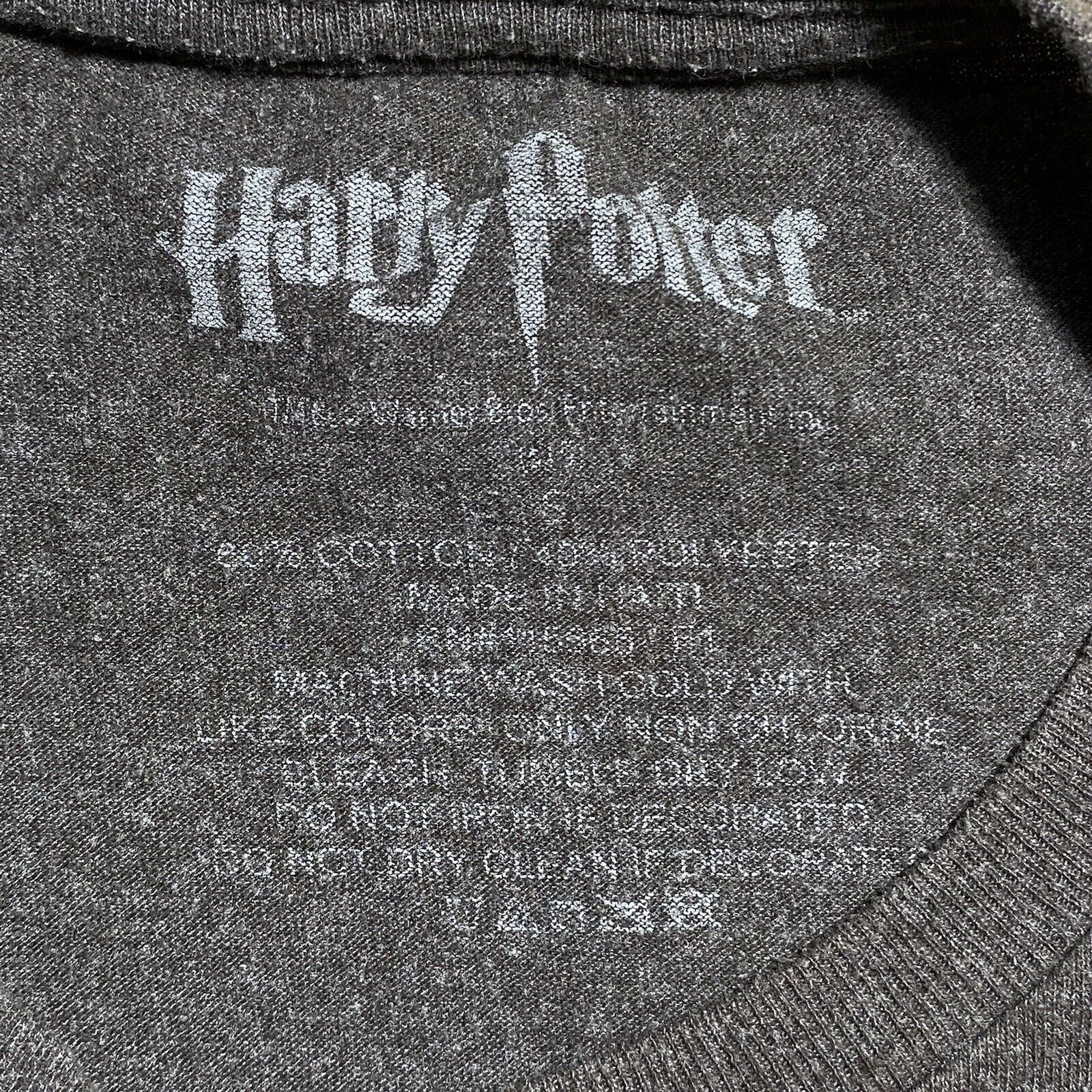Universal Studios Harry Potter School Of Witchcraft & Wizardry Small T-Shirt Size US S / EU 44-46 / 1 - 10 Thumbnail
