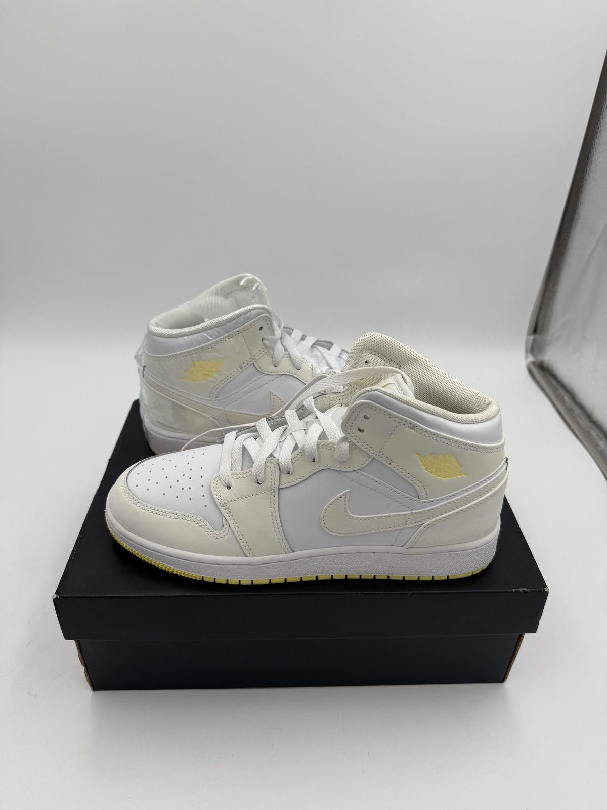 Nike Jordan 1 Mid Sail Light Laser Orange (GS) Size US 7 / EU 40 - 1 Thumbnail