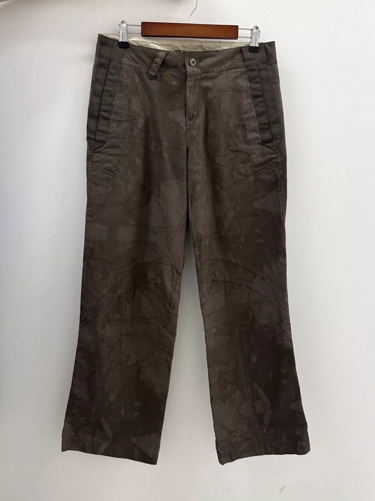 Nike Vintage Nike Acg 2000s Y2k Wide Baggy Pants Pocket Camo Size 27" / US 4 / IT 40 - 5 Thumbnail