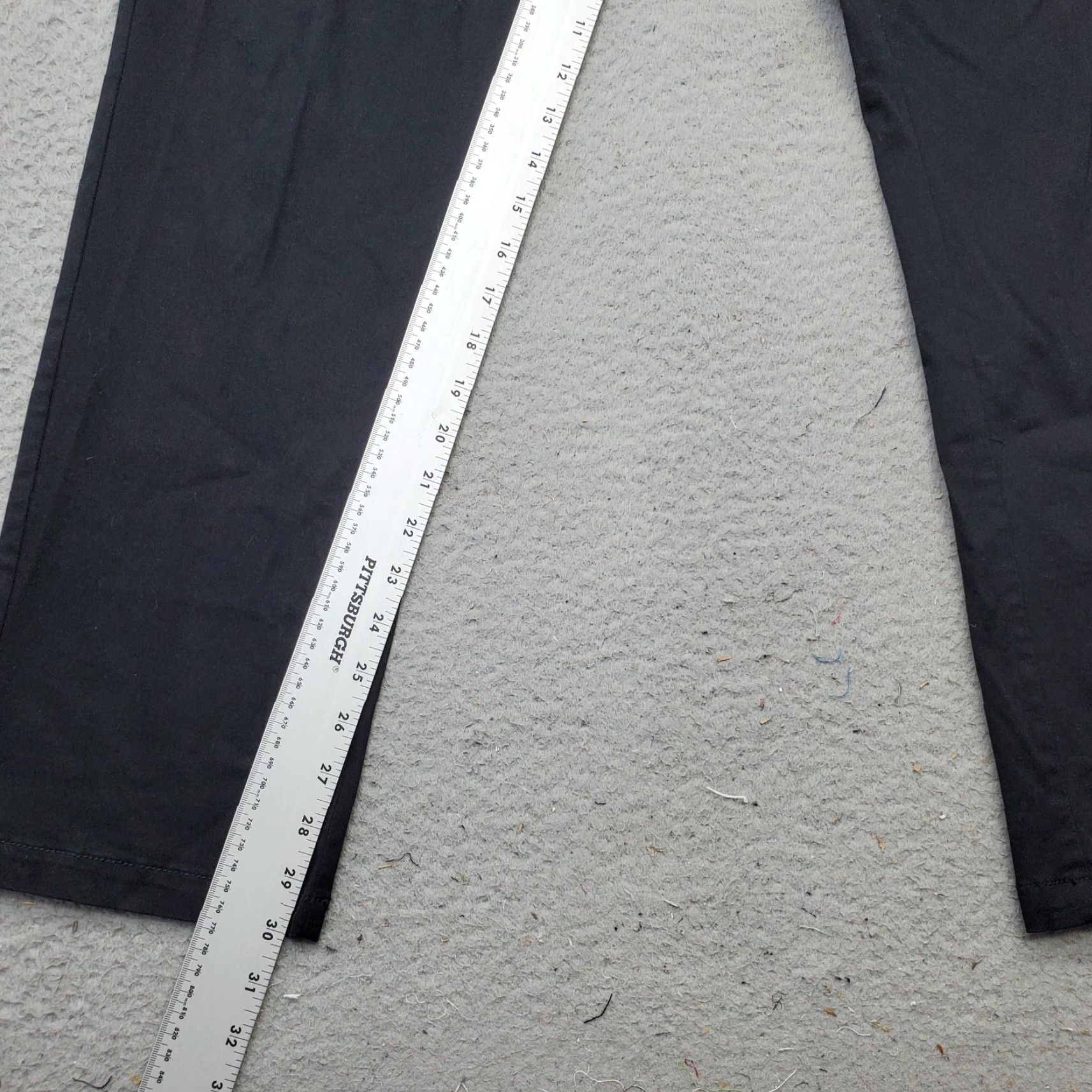 Old Navy Old Navy Chino Pants Mens Size 36/30 Black Casual Pants Men 36/30 Cotton Flat Front Pockets Button Front Size US 36 / EU 52 - 4 Thumbnail