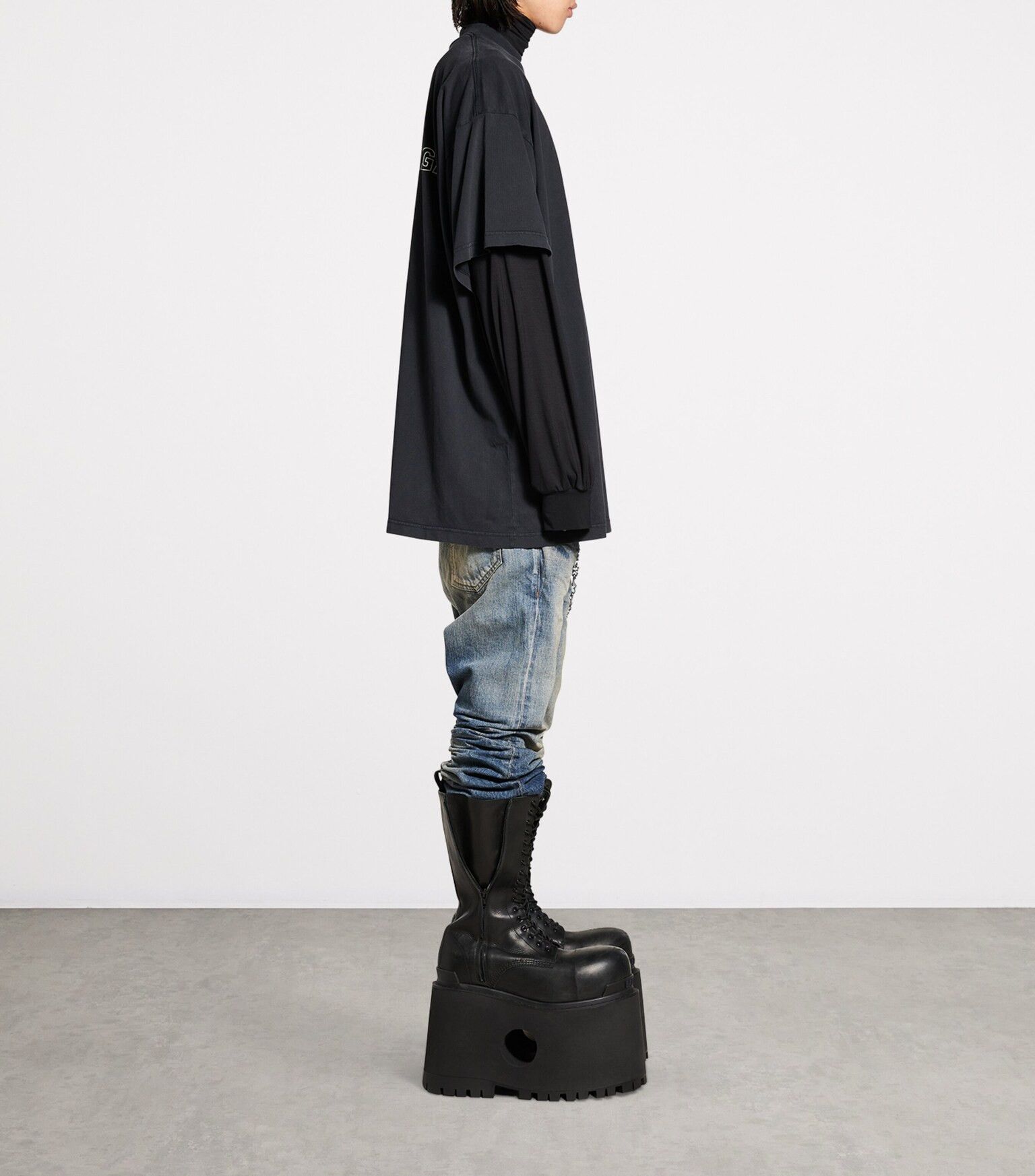 Balenciaga o1bcso1str0426 Key Crest Oversized T-Shirt in Black Size US S / EU 44-46 / 1 - 5 Thumbnail