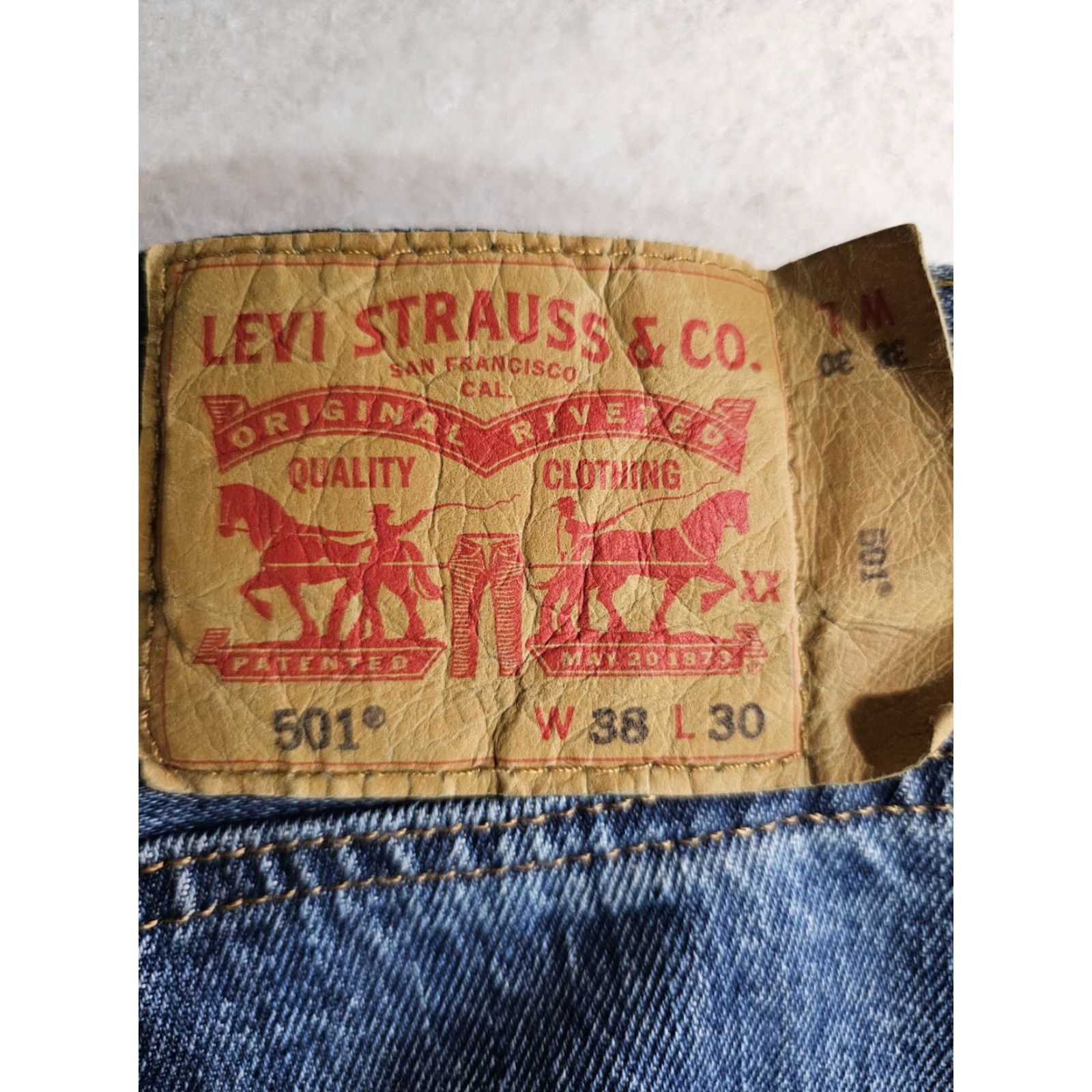 Levi's VINTAGE Levi 501 XX Jeans Men Blue Medium Wash Denim Cotton Y2K 2000s 38x30 Regular Mens Jeans Size US 38 / EU 54 - 4 Thumbnail