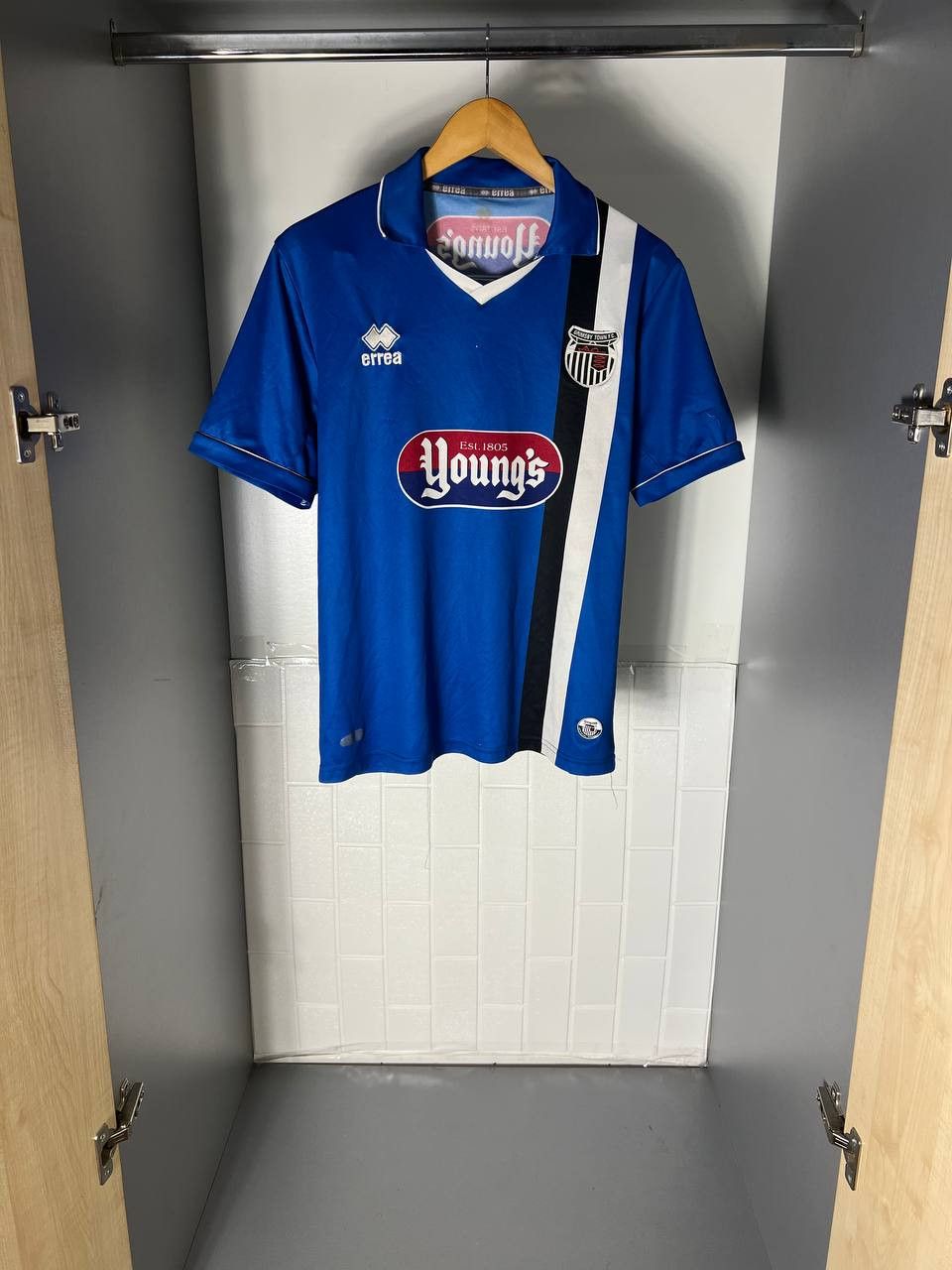 Vintage VERY RARE ERREA FC GRIMSBY TOWN ENGLAND RETRO SOCCER JERSEY Size US M / EU 48-50 / 2 - 2 Thumbnail