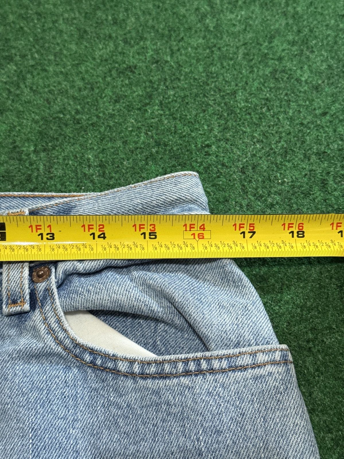 Levi's Vintage Clothing Vintage Levi’s 550 Relaxed Taper 16 32x30 Light Wash Jeans Size 38" / US 16 / IT 52 - 6 Thumbnail