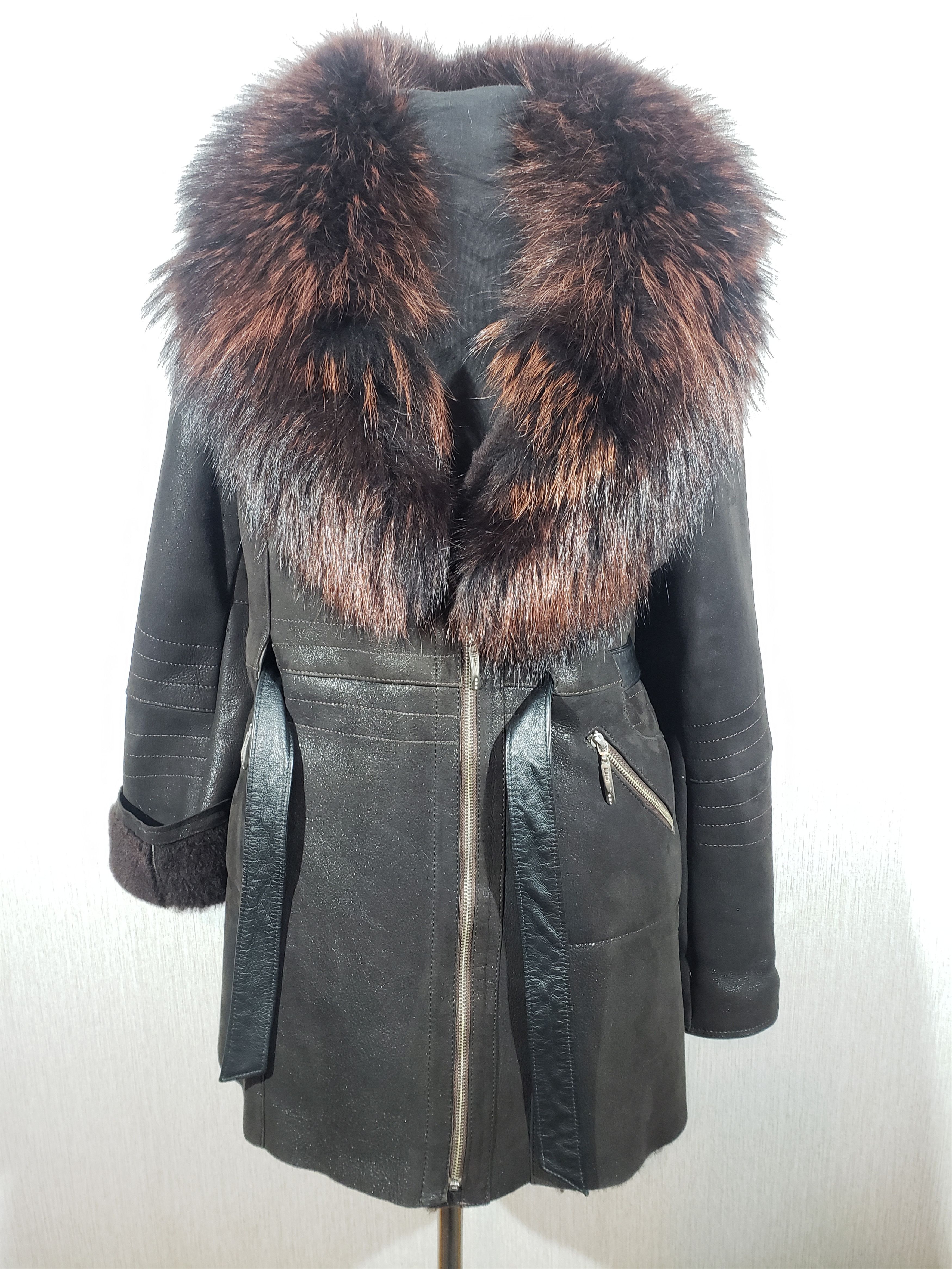 Wonderful women's warm sheepskin coat with a fur collar.
