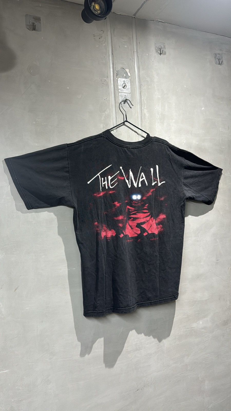 Band Tees × Pink Floyd × Vintage Vintage 90s Pink Floyd The Wall Tshirt Size US L / EU 52-54 / 3 - 14 Thumbnail
