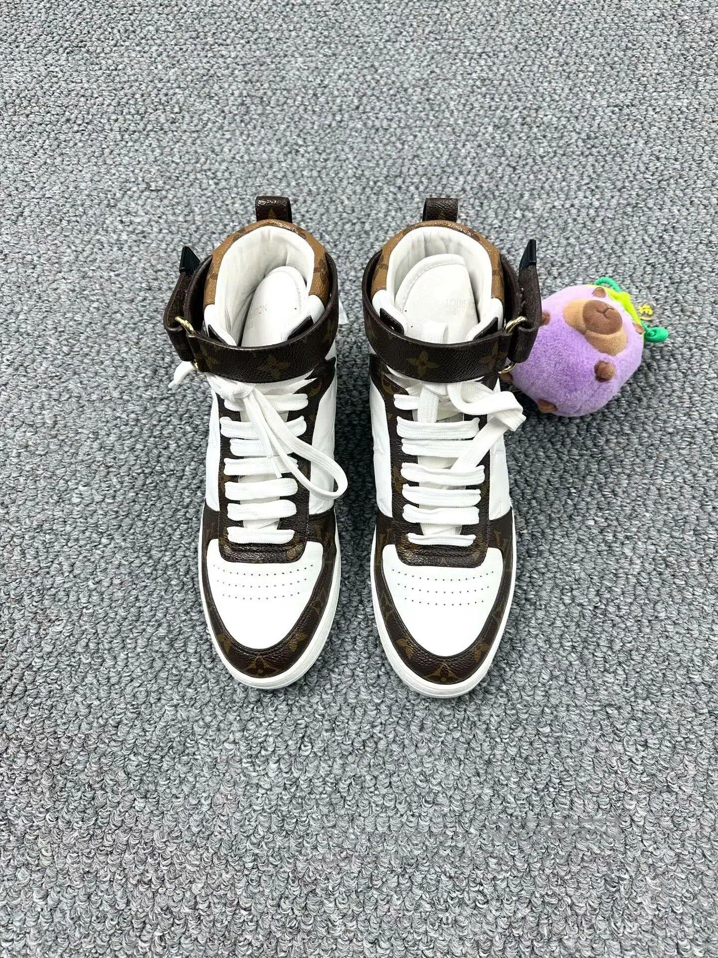 Louis Vuitton Louis Vuitton White and brown embossed logo high-top sneak Size US 7.5 / IT 37.5 - 2 Thumbnail