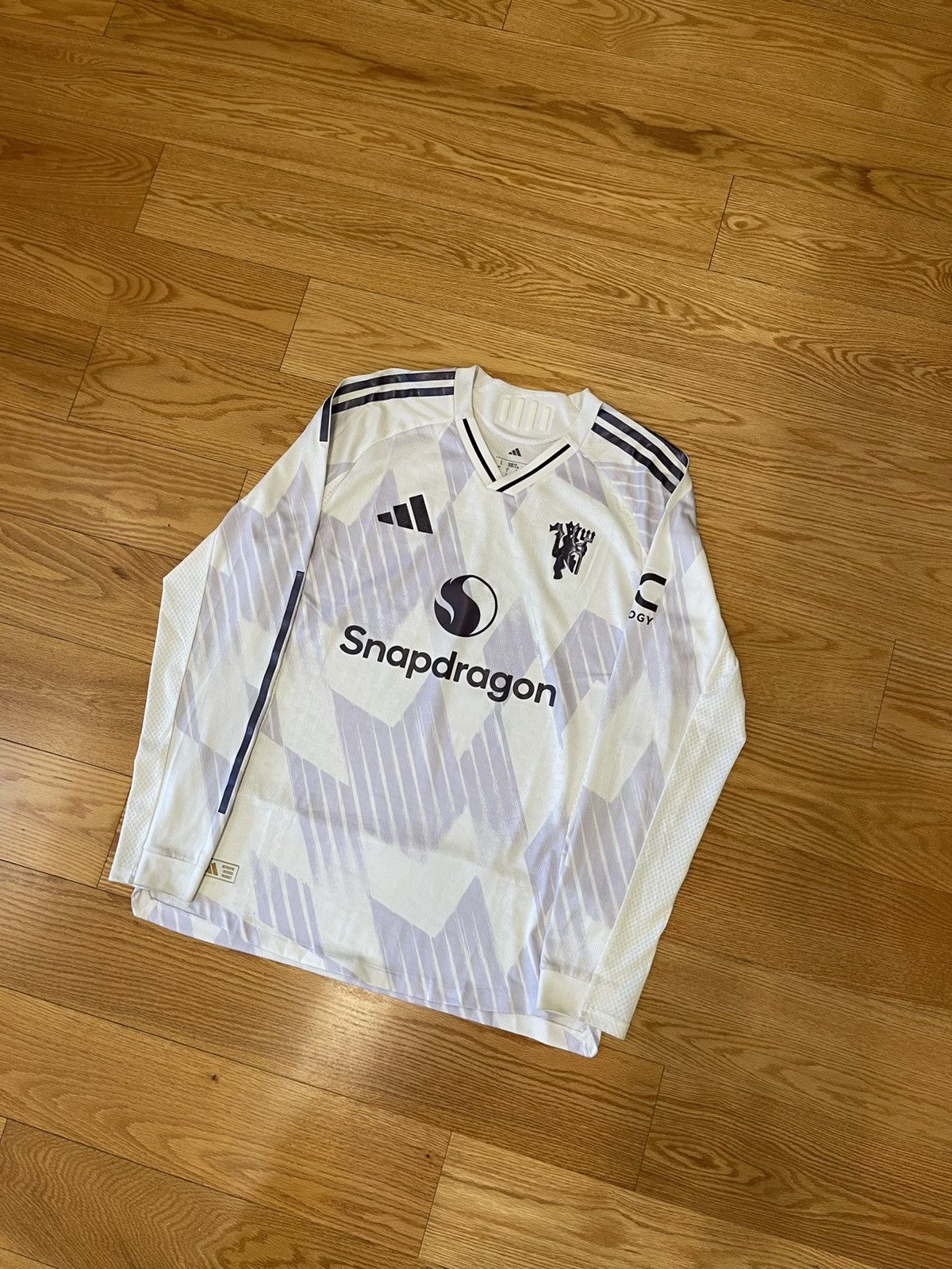 Adidas Authentic Manchester United CUNHA 2025/26 away jersey Size US L / EU 52-54 / 3 - 2 Thumbnail