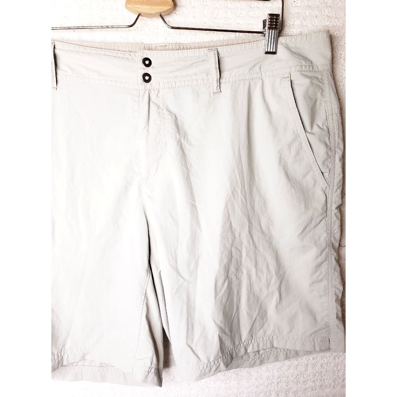 Vintage COLUMBIA Women's Size 16 Khaki Nylon 8" Inseam Cargo Shorts Omni-Shade Beige Size 38" / US 16 / IT 52 - 3 Thumbnail