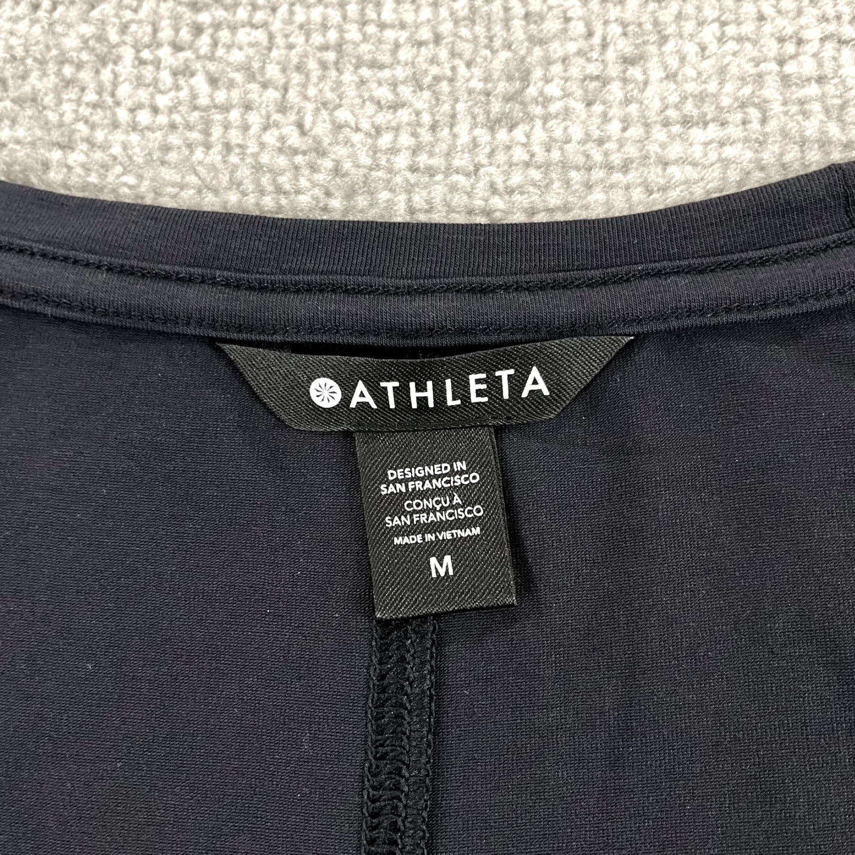 Athleta Athleta Shirt Women Medium Black Stratus II 2 Top Long Sleeve Athleisure Scoop Size M / US 6-8 / IT 42-44 - 2 Thumbnail