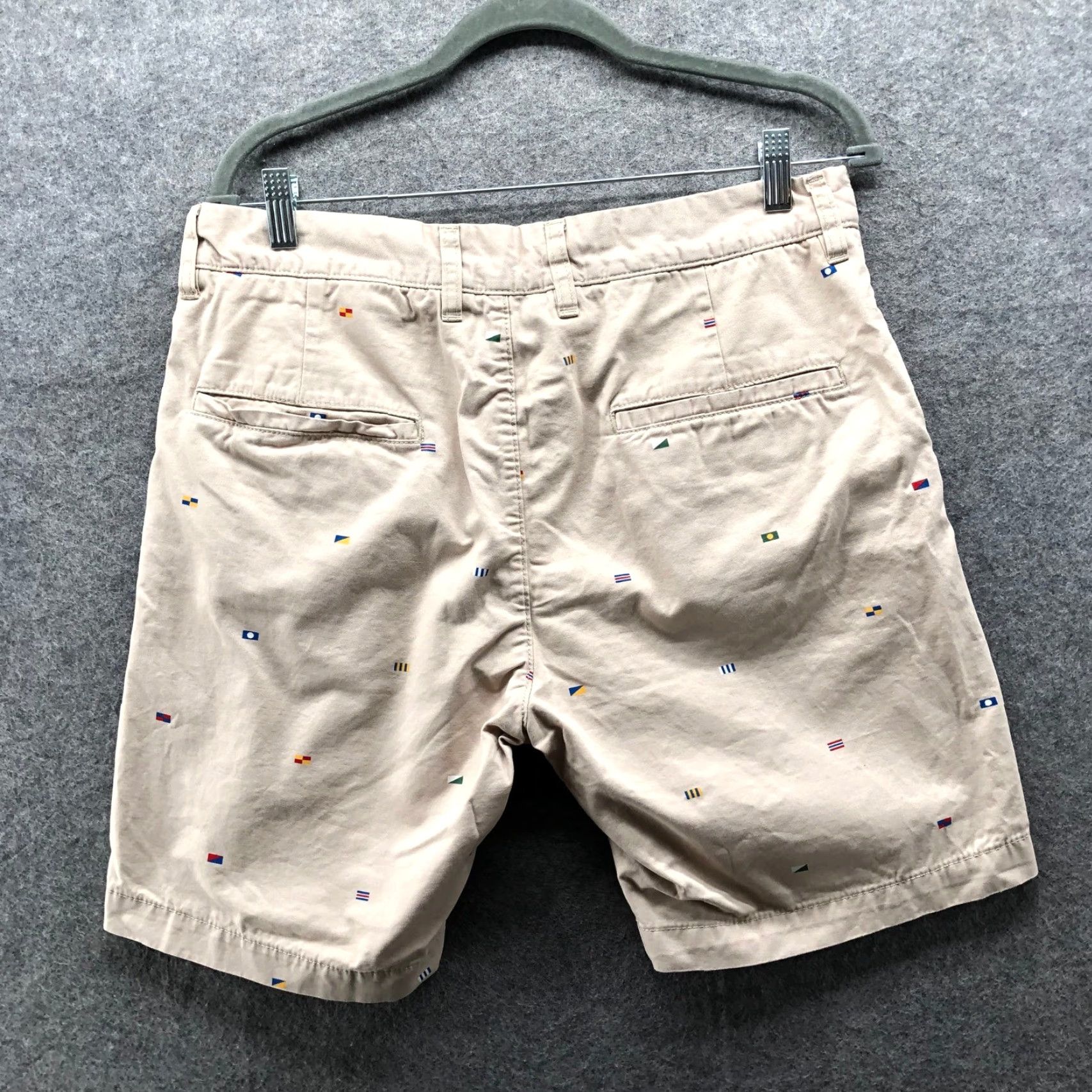 H&M VINTAGE H&M Flag Printed Chino Shorts Mens 32 Beige Cotton 8'' Inseam Novelty Flat Front Size US 32 / EU 48 - 2 Thumbnail