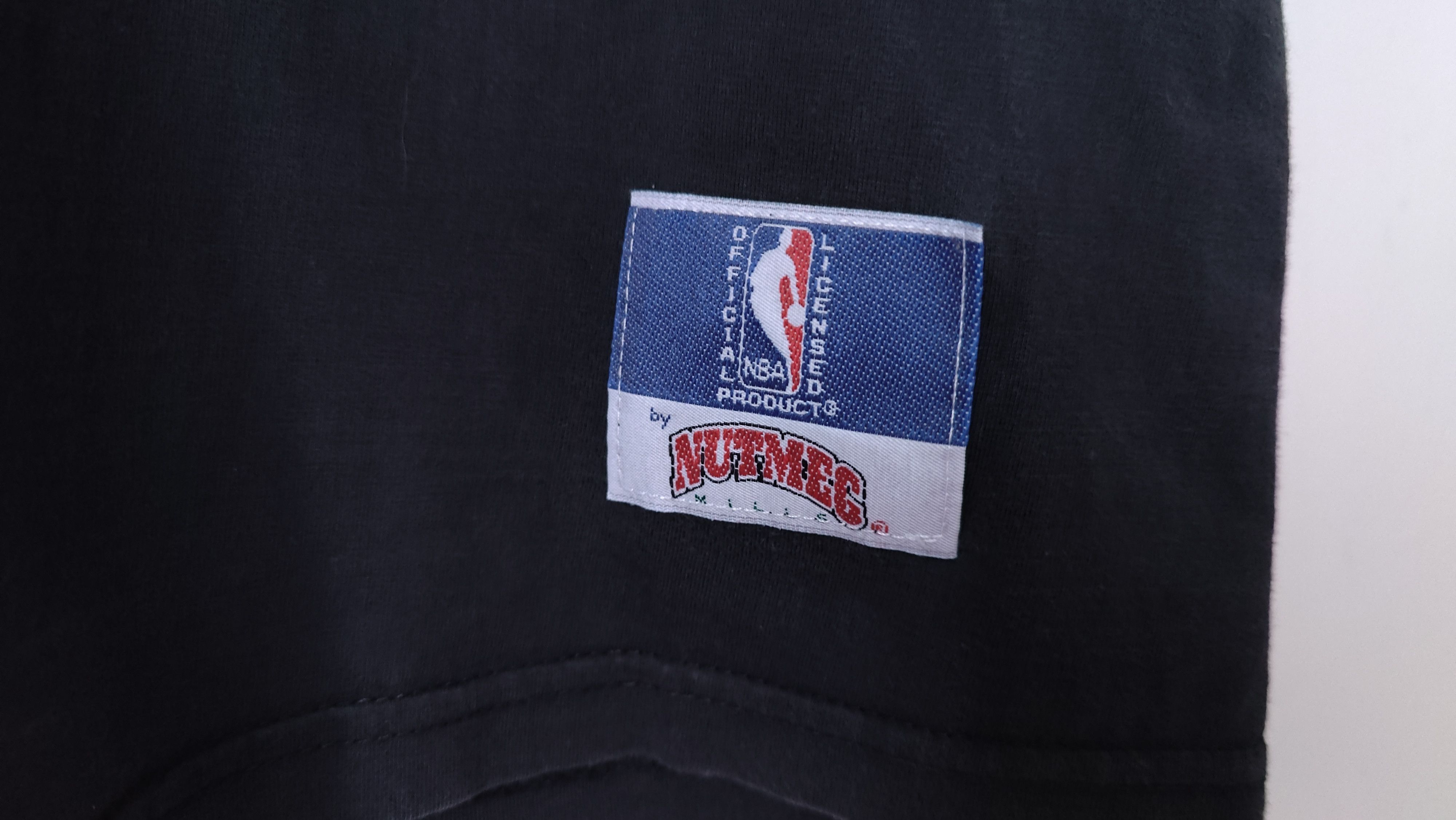 Nutmeg Chicago Bulls Nutmeg Mills Windy City Vintage 90s NBA Tshirt Size US XL / EU 56 / 4 - 3 Thumbnail