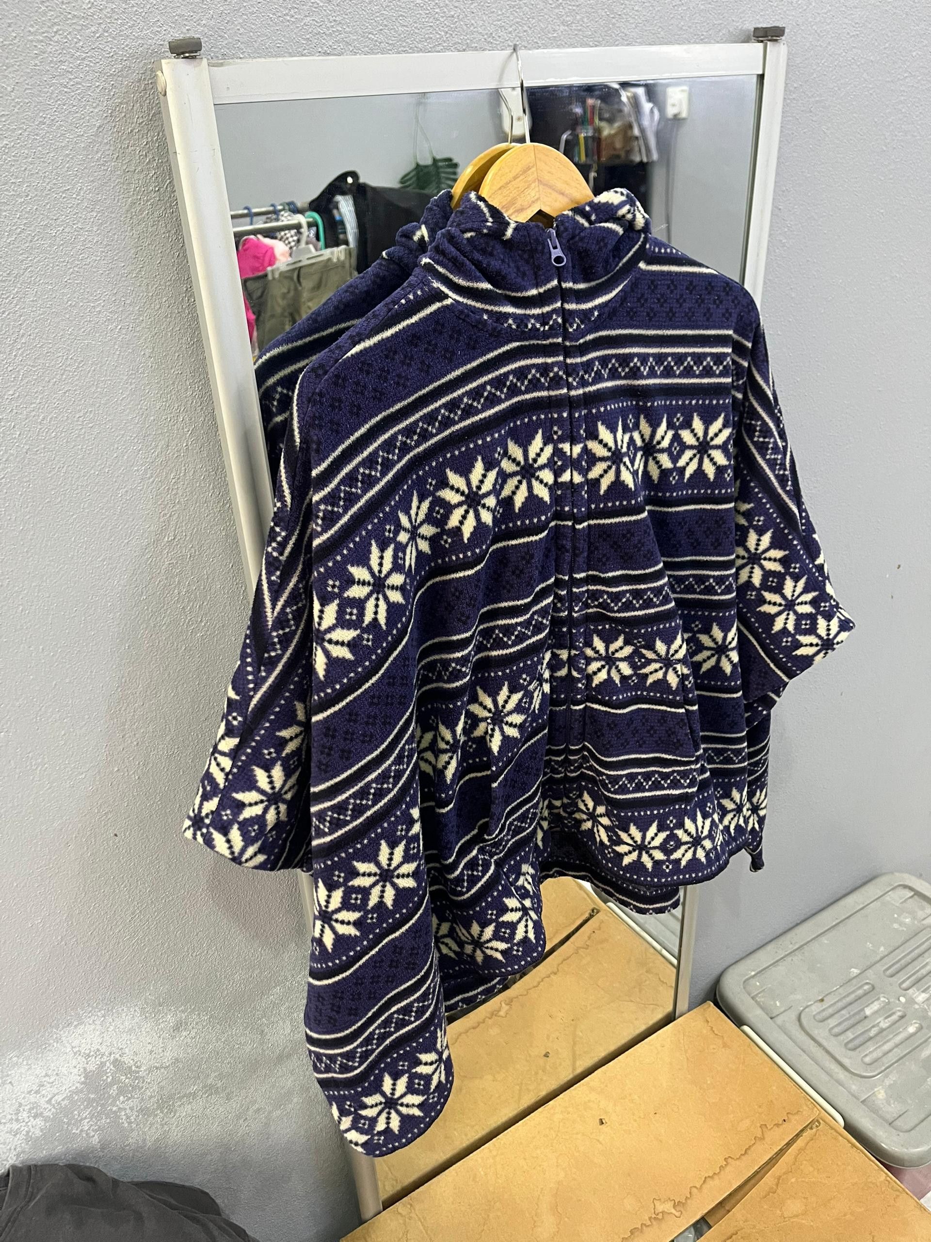 Uniqlo Uniqlo Fair Isle Caped Hoodie Poncho Fleece Size ONE SIZE - 3 Thumbnail