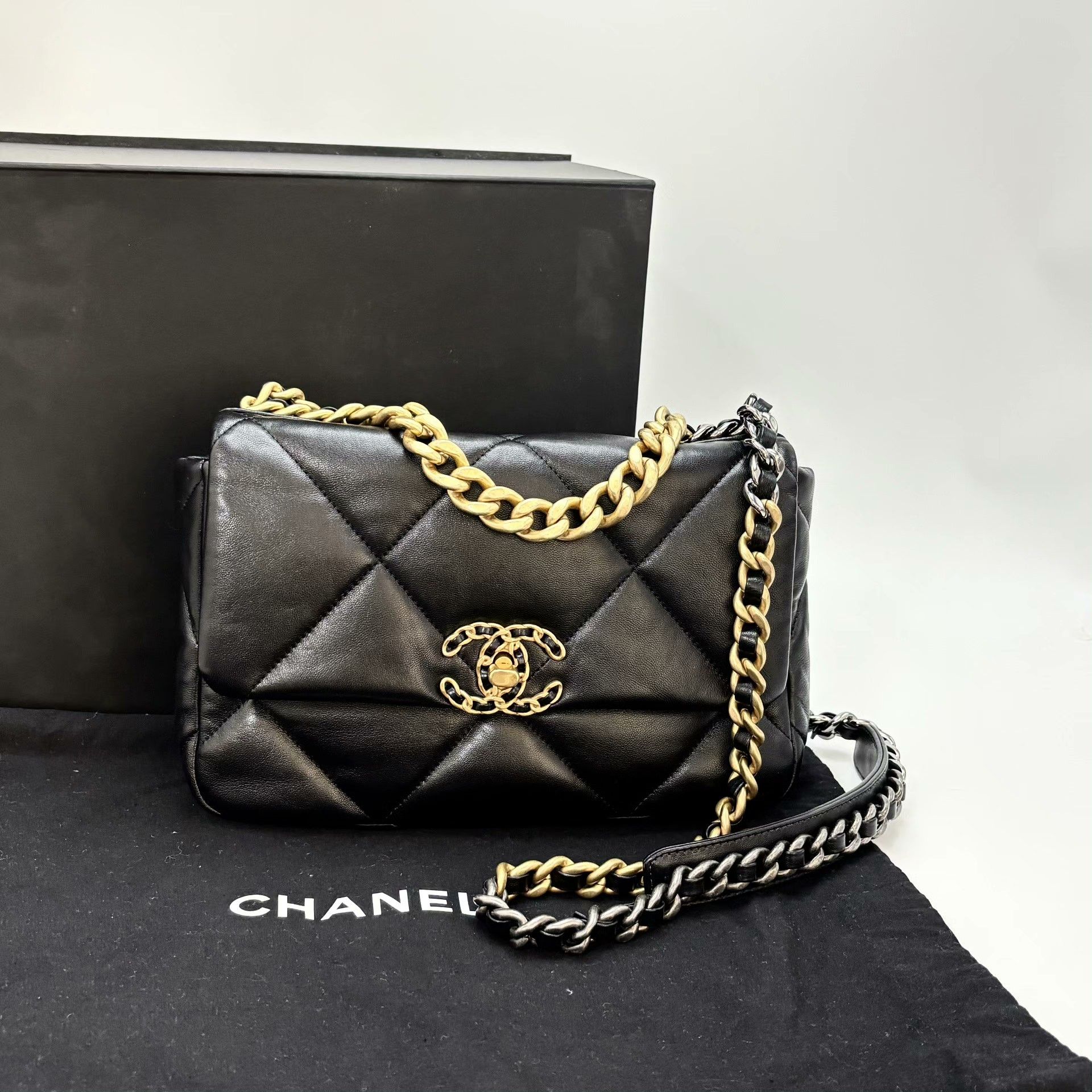 Chanel Pre-loved Bag Very good condition Size ONE SIZE - 1 Thumbnail
