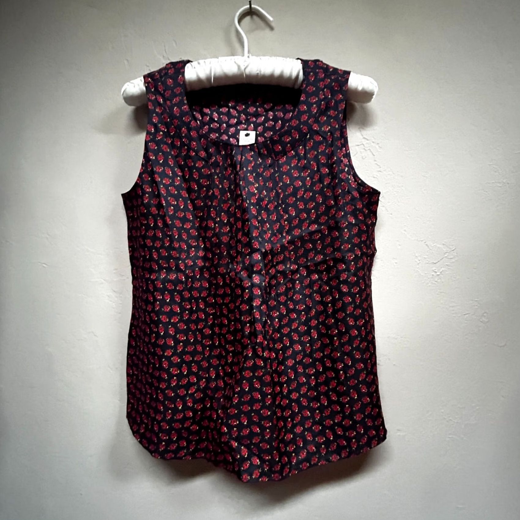 Talbots Talbots Blouse Shirt Sleeveless Silk Pleated Neck PS Women Blue Red Ladybug Pattern Size S / US 4 / IT 40 - 2 Thumbnail