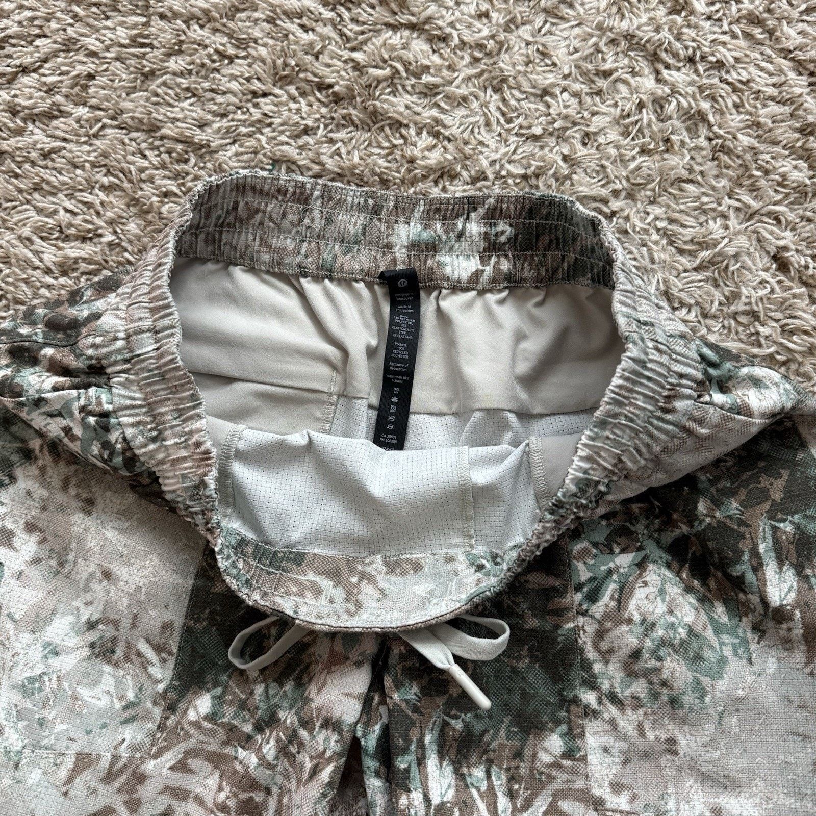 Lululemon LuluLemon Bowline Shorts 5” Inseam White Green Size Small Size US 30 / EU 46 - 5 Thumbnail