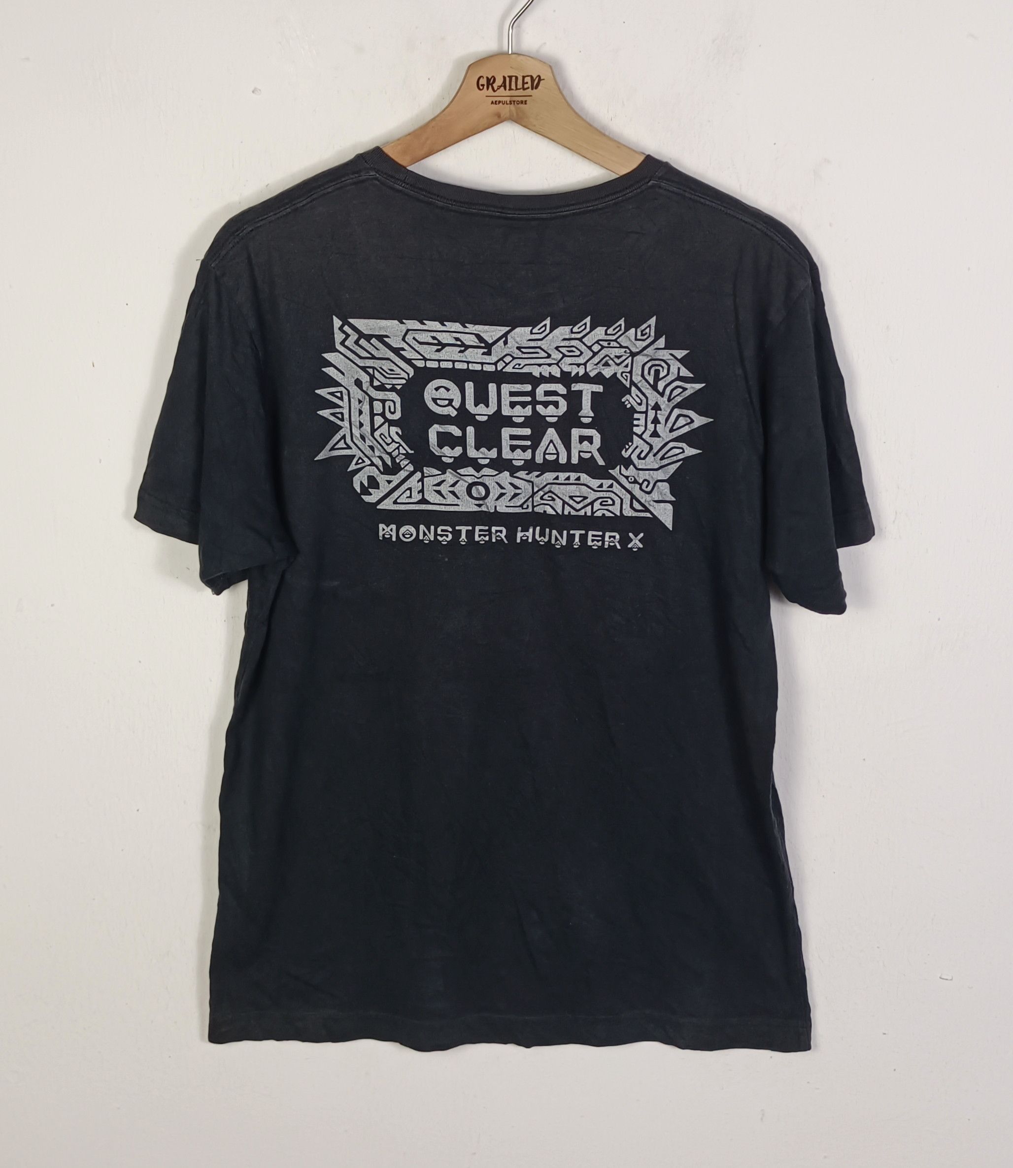 Uniqlo Monster Hunter Uniqlo Short Sleeve T Shirt Size US M / EU 48-50 / 2 - 1 Thumbnail
