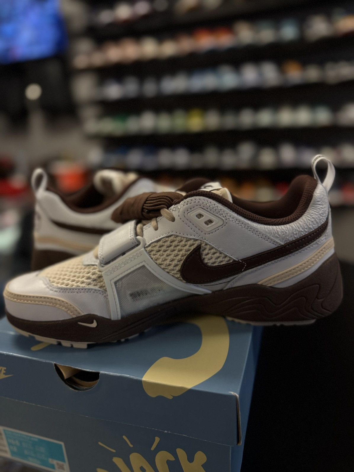 Nike × Travis Scott Travis Scott Nike Zoom Field Jaxx Size 10.5 (NEW) Size US 10.5 / EU 43-44 - 6 Thumbnail
