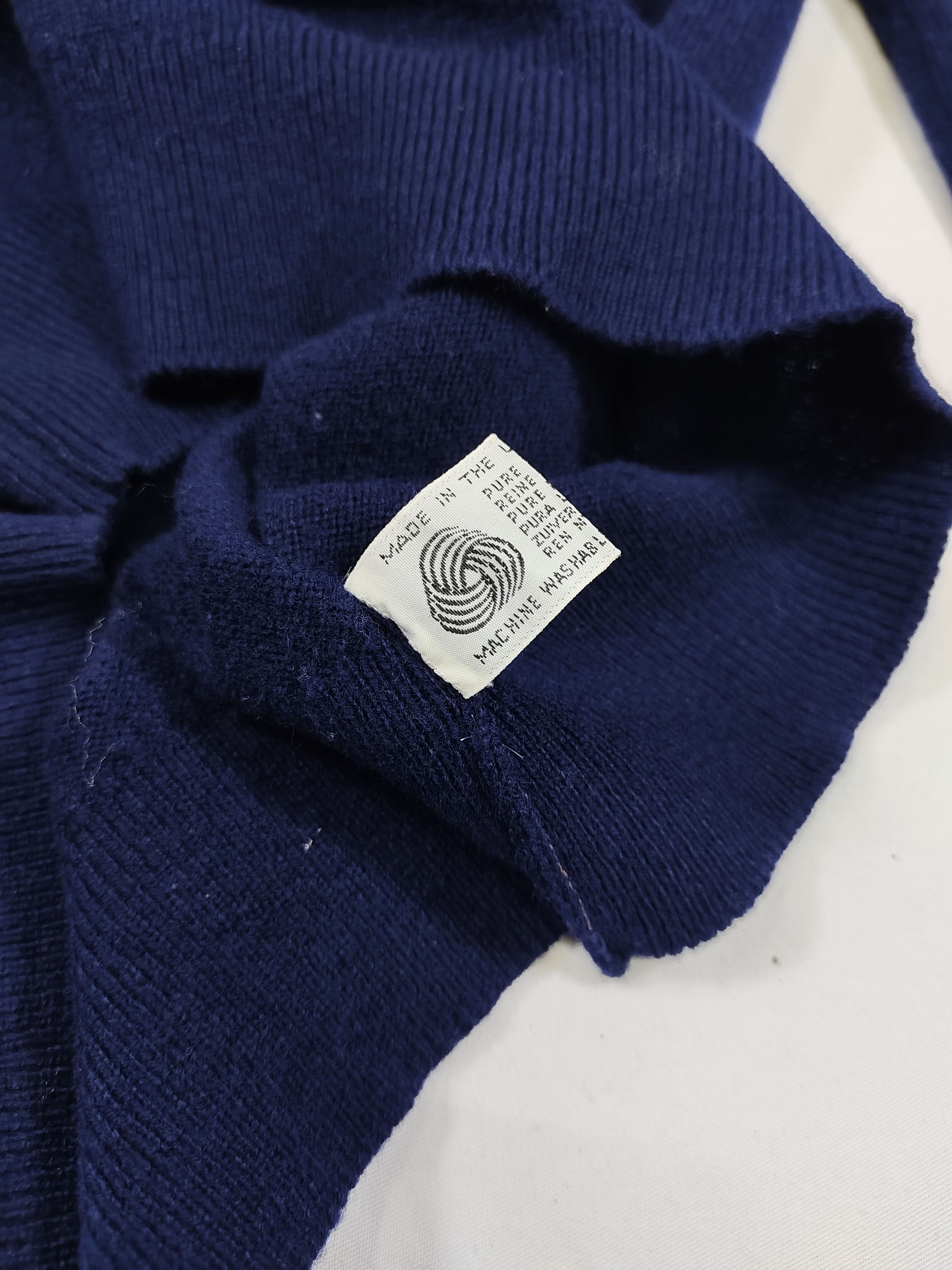 Burberry 90s Burberrys- Archive Embroidered Logo VNeck Lambswool Knit Size US M / EU 48-50 / 2 - 7 Thumbnail