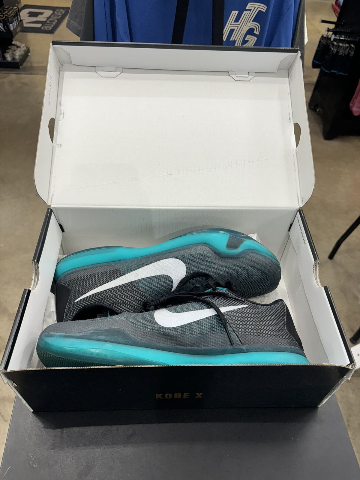 Nike Nike Kobe 10 Radiant Emerald Sz. 12.5 Size US 12.5 / EU 45-46 - 10 Thumbnail