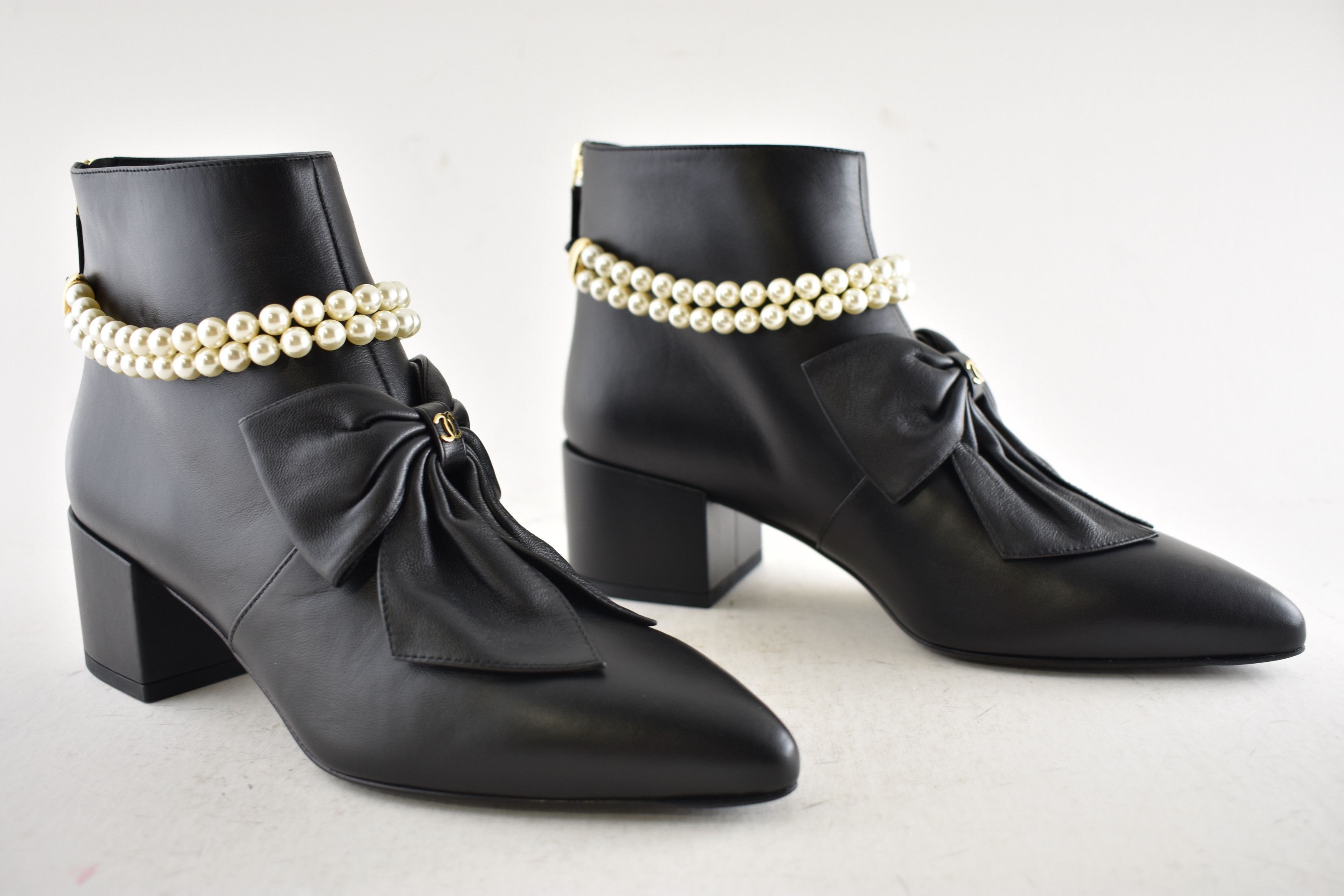 Chanel Chanel 24A Pearl CC Bow Pointed Short Ankle Heel Boots 38 Size US 8 / IT 38 - 3 Thumbnail