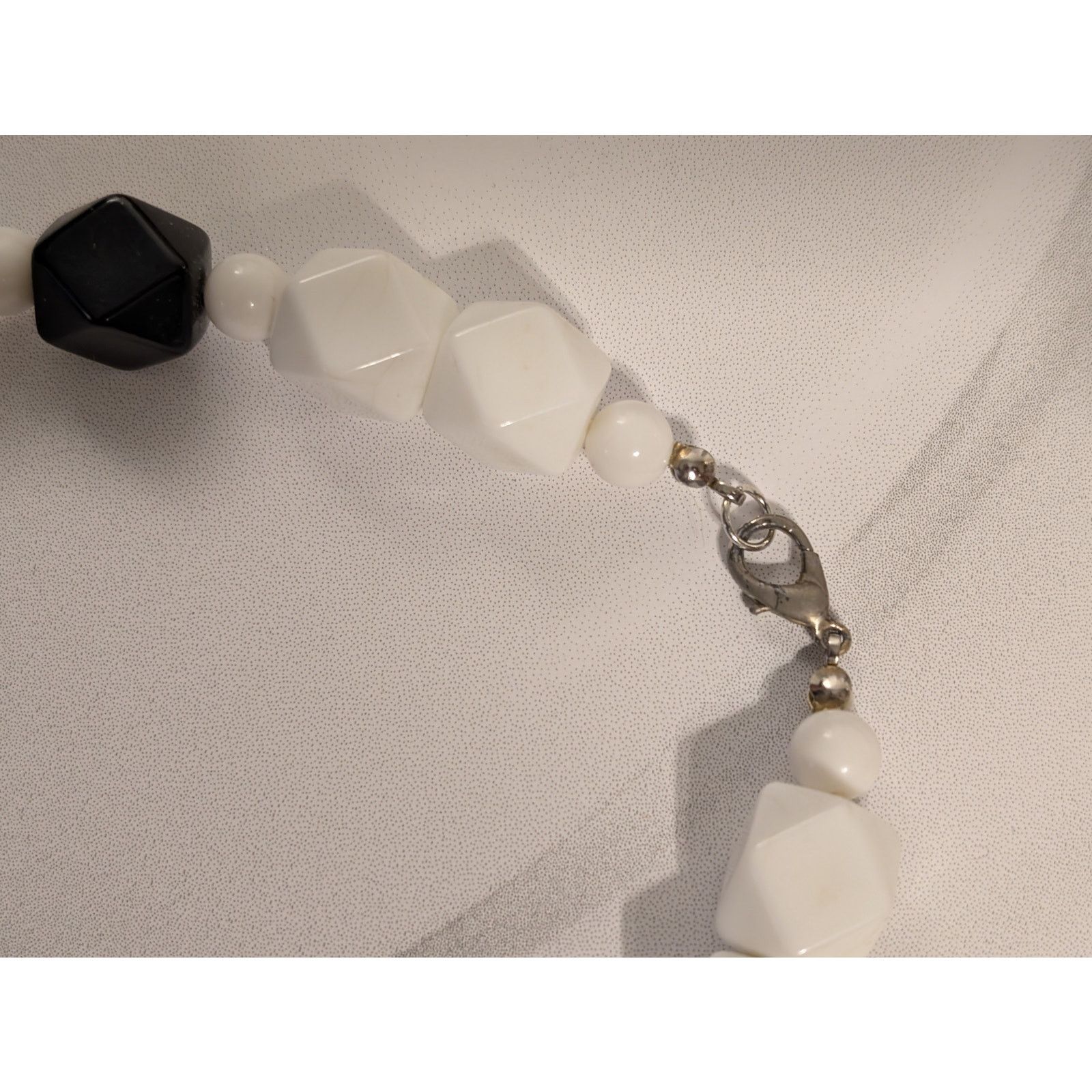 Vintage VTG c1980 Chunky Faceted Bead Black & White 18" Necklace Size ONE SIZE - 4 Thumbnail