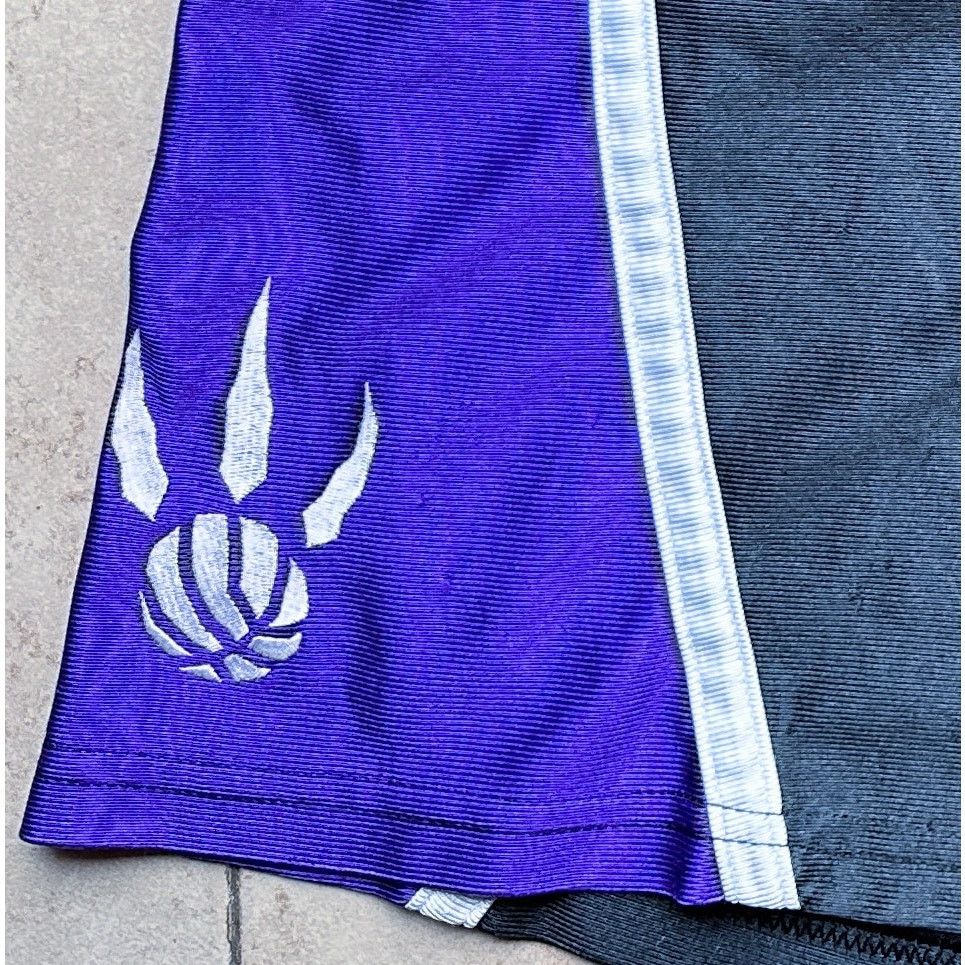 NBA × Nike Toronto Raptors 2000s NIKE shorts Swingman XL basketball vtg Size US 34 / EU 50 - 6 Thumbnail