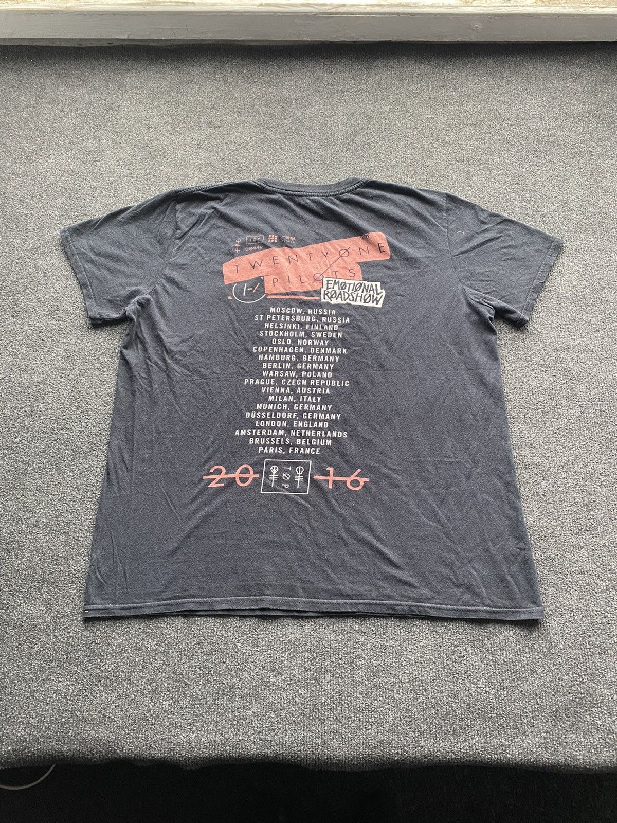 Gildan 🔥Twenty One Pilots Band Tour Tee Men L 2016 Europe Size US L / EU 52-54 / 3 - 2 Thumbnail