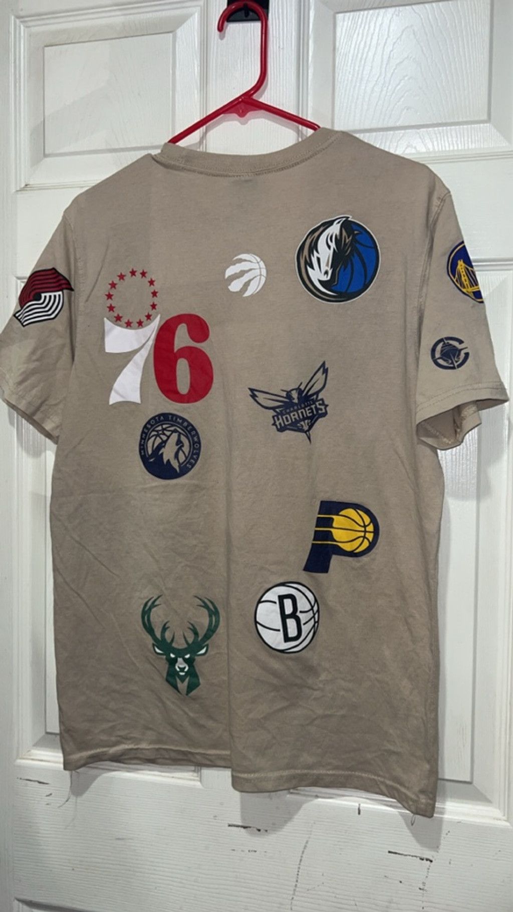 NBA Men's Ultra Game NBA Logo Patch Short Sleeve Tee M Beige Red Size US M / EU 48-50 / 2 - 3 Thumbnail