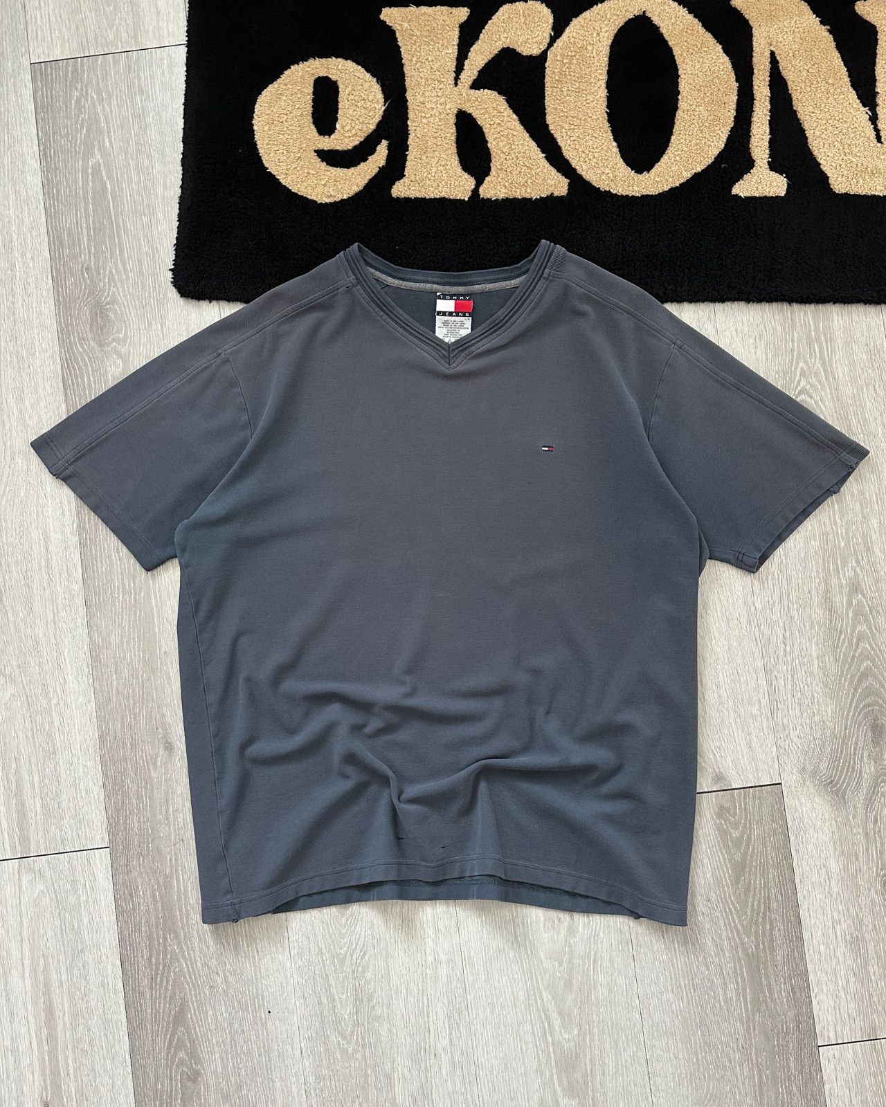 Tommy Hilfiger Vintage Tommy Hilfiger Gray V-Neck T-Shirt - Size Large Size US L / EU 52-54 / 3 - 1 Thumbnail