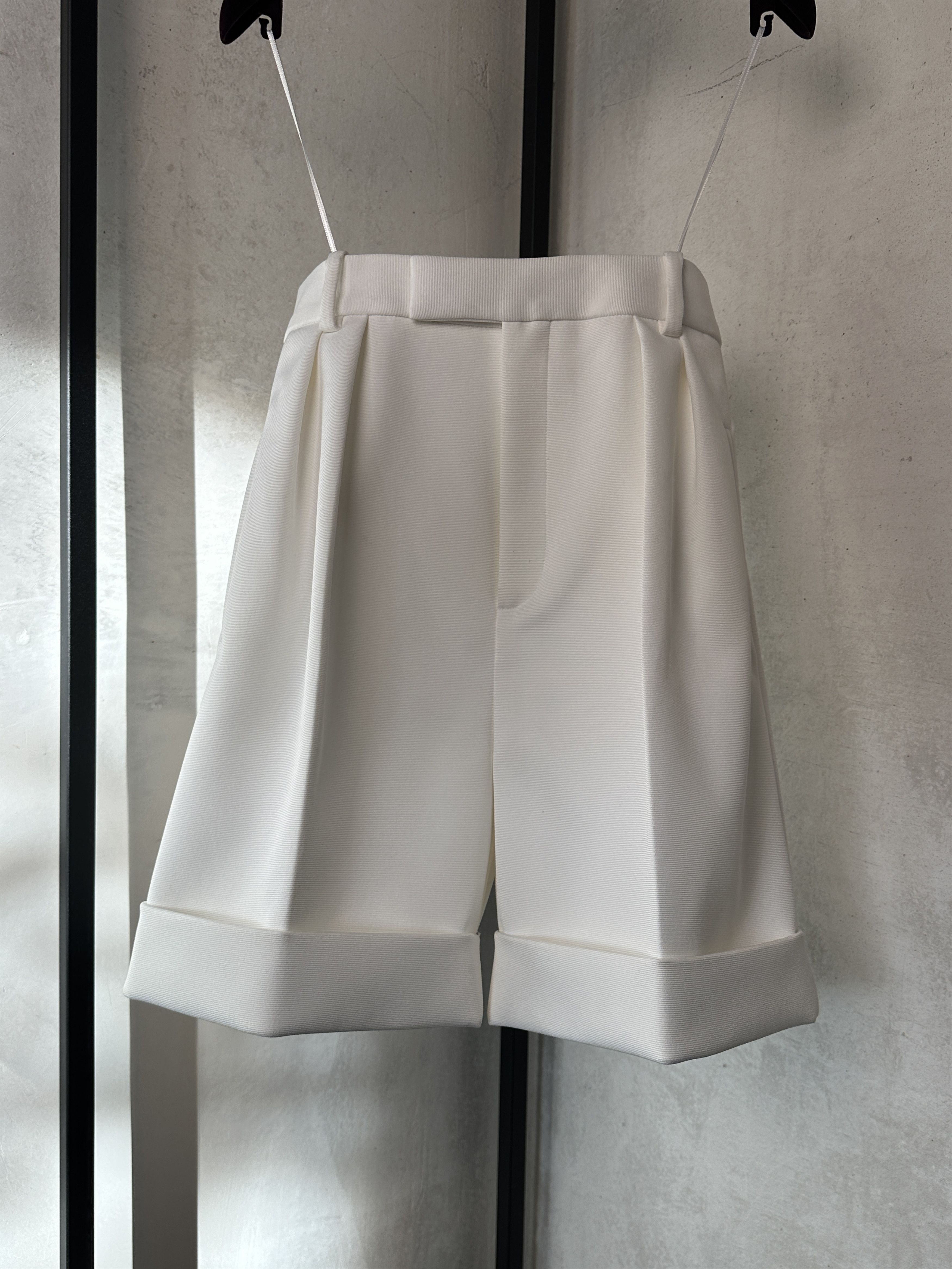 KHAITE Khaite White Bermuda Shorts Size 28" / US 6 / IT 42 - 1 Thumbnail