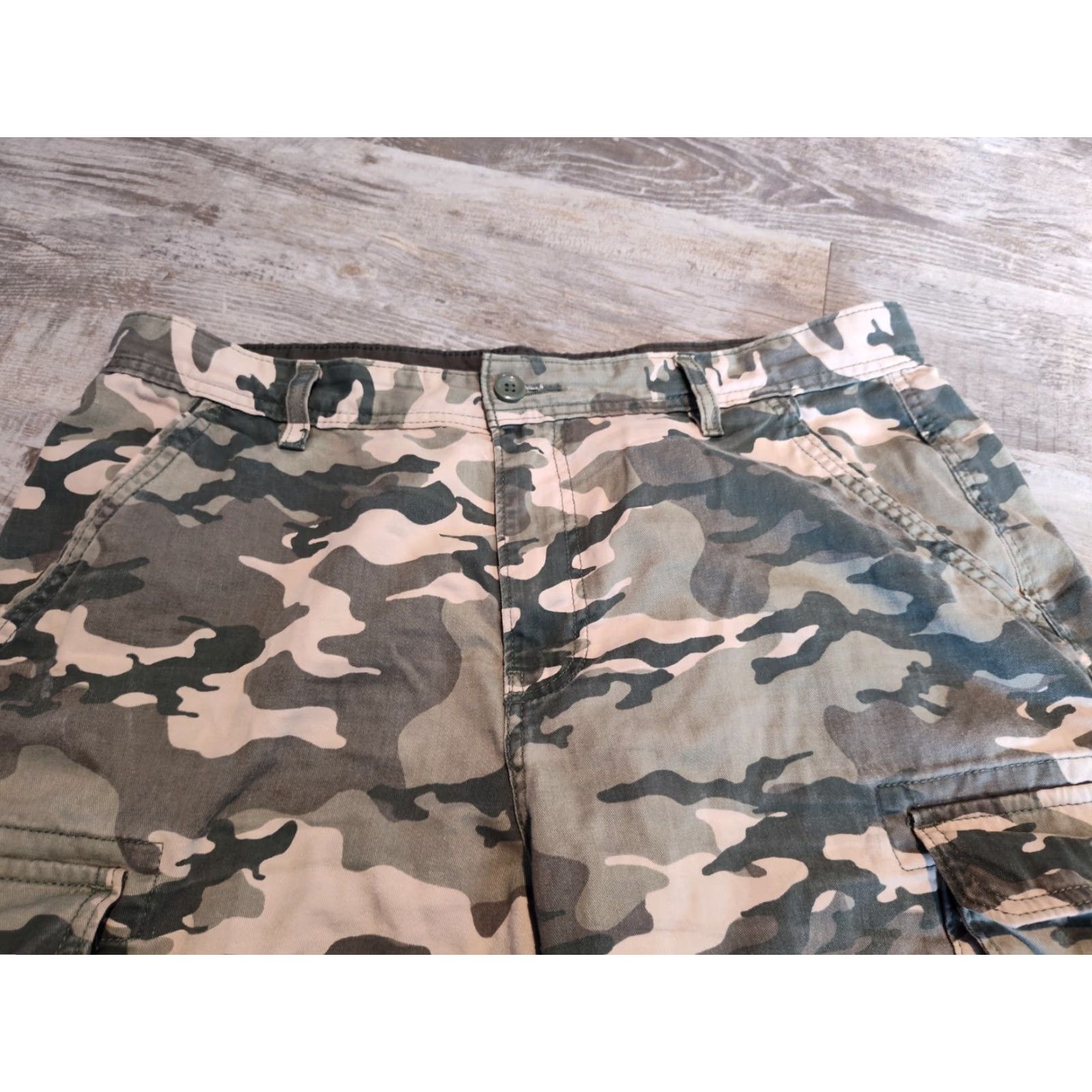 Levi's VINTAGE Levi’s Cargo Shorts Men 36 Camouflage Canvas Casual Workwear Summer Spring Fall Size US 36 / EU 52 - 4 Thumbnail